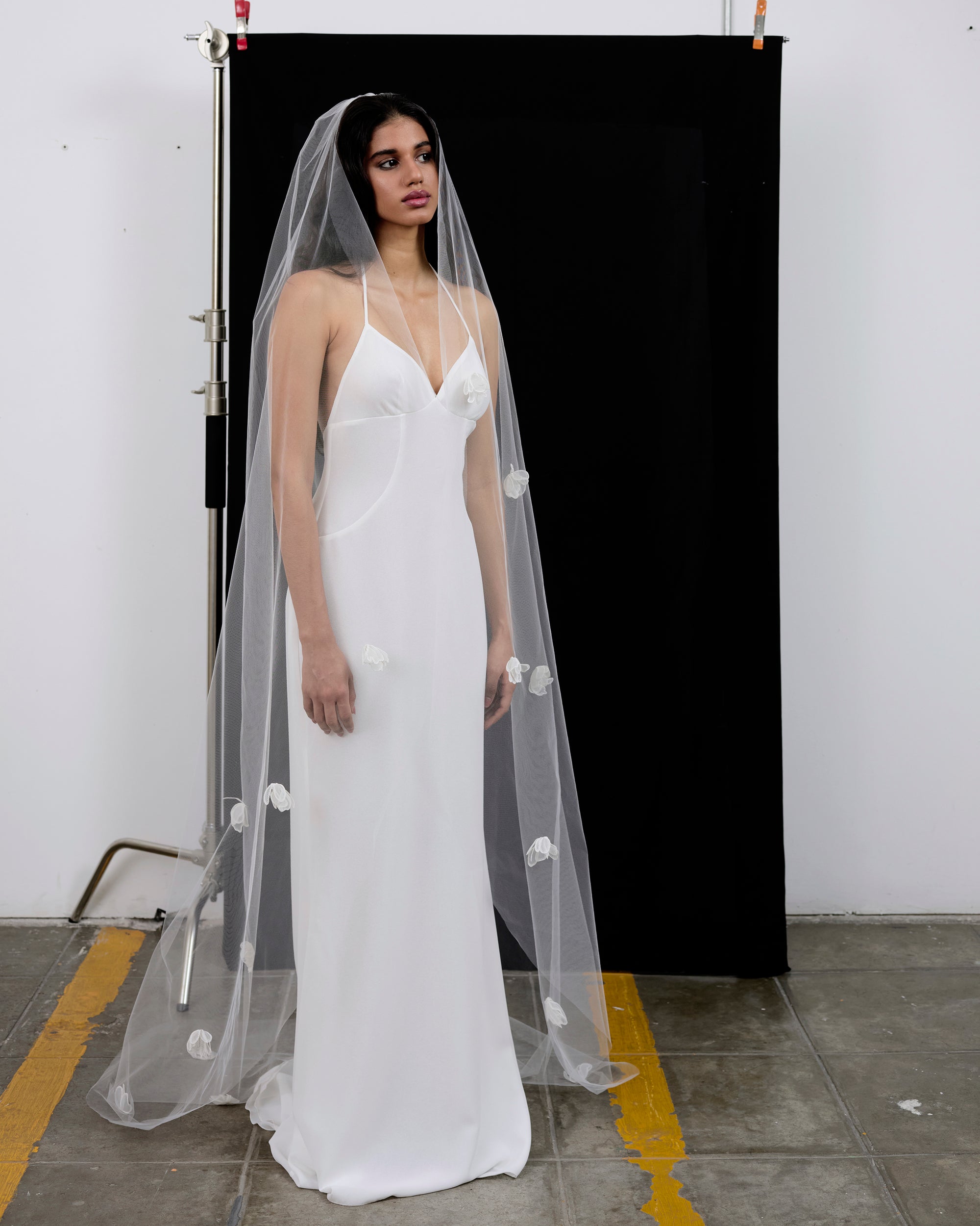 ZOEY SILK FLOWERS VEIL