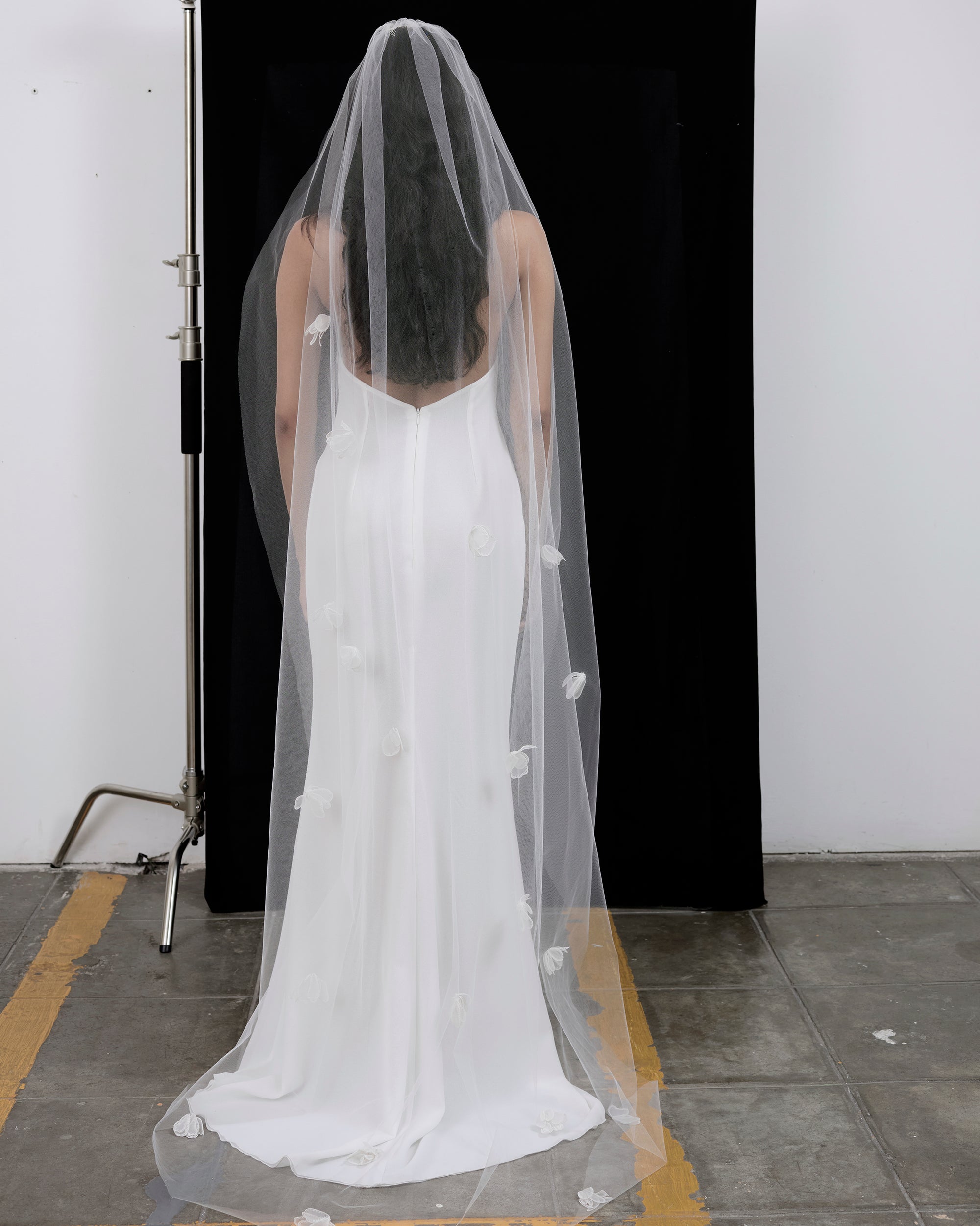 ZOEY SILK FLOWERS VEIL