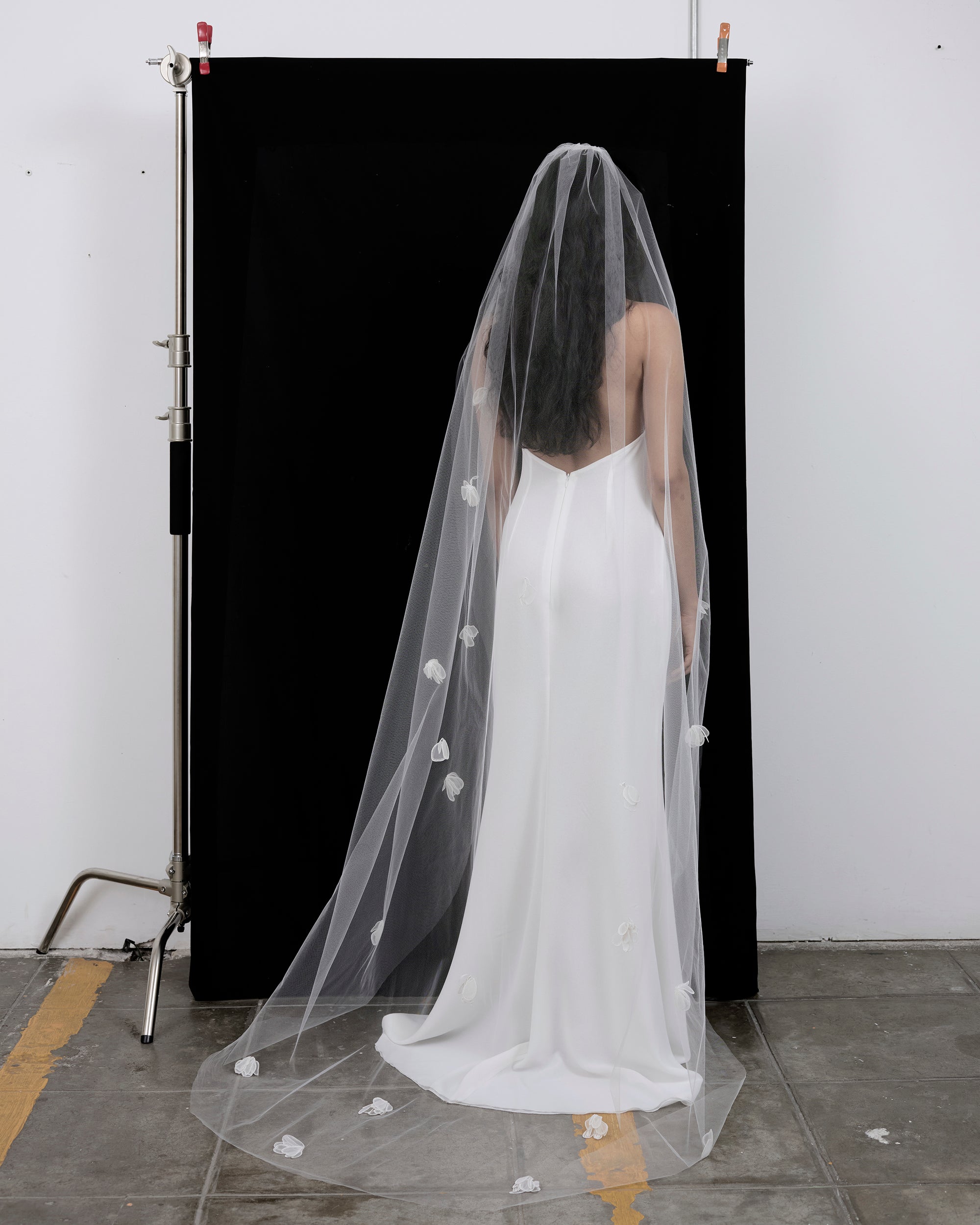 ZOEY SILK FLOWERS VEIL