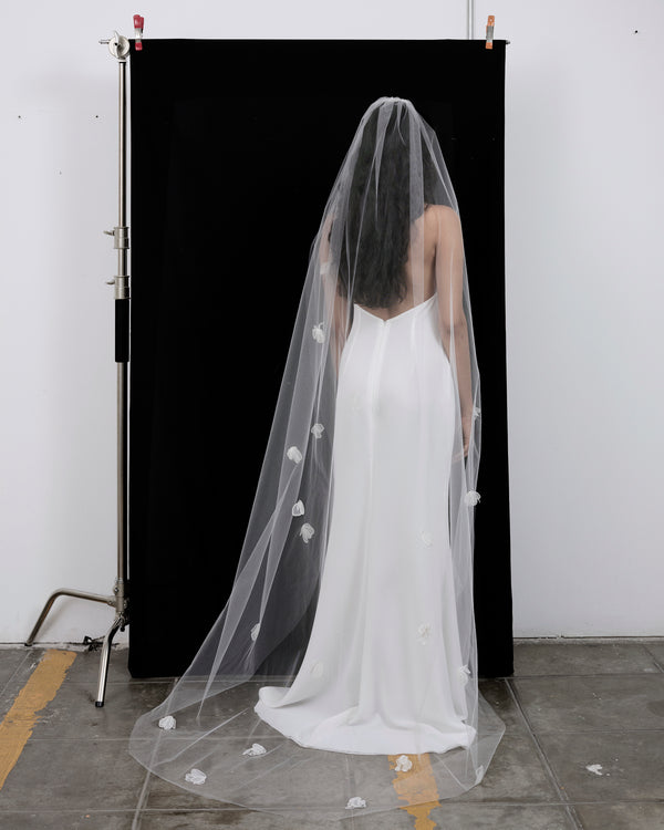 ZOEY SILK FLOWERS VEIL