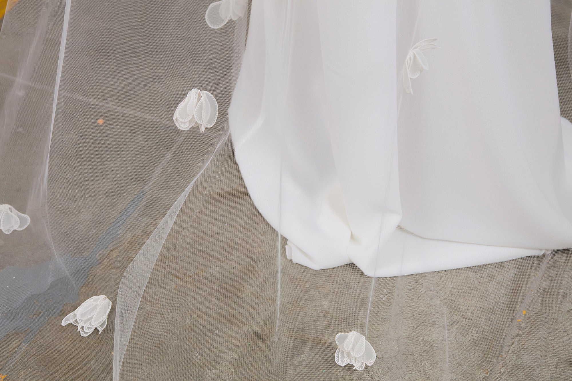ZOEY SILK FLOWERS VEIL