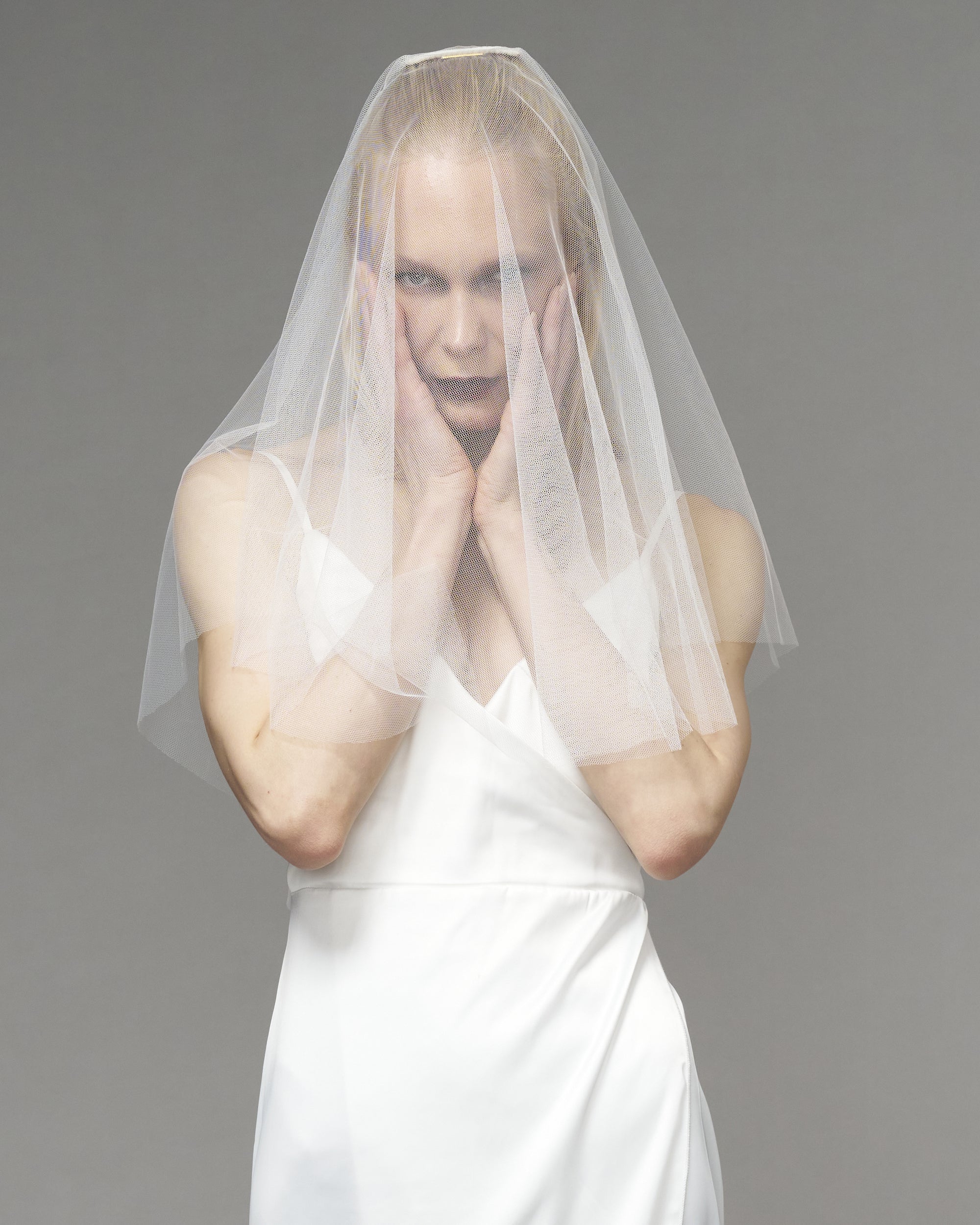 RTS.- ECO TULLE // RAW EDGE TWO TIER ELBOW LENGTH 30" // LIGHT IVORY - Ofrenda Studio