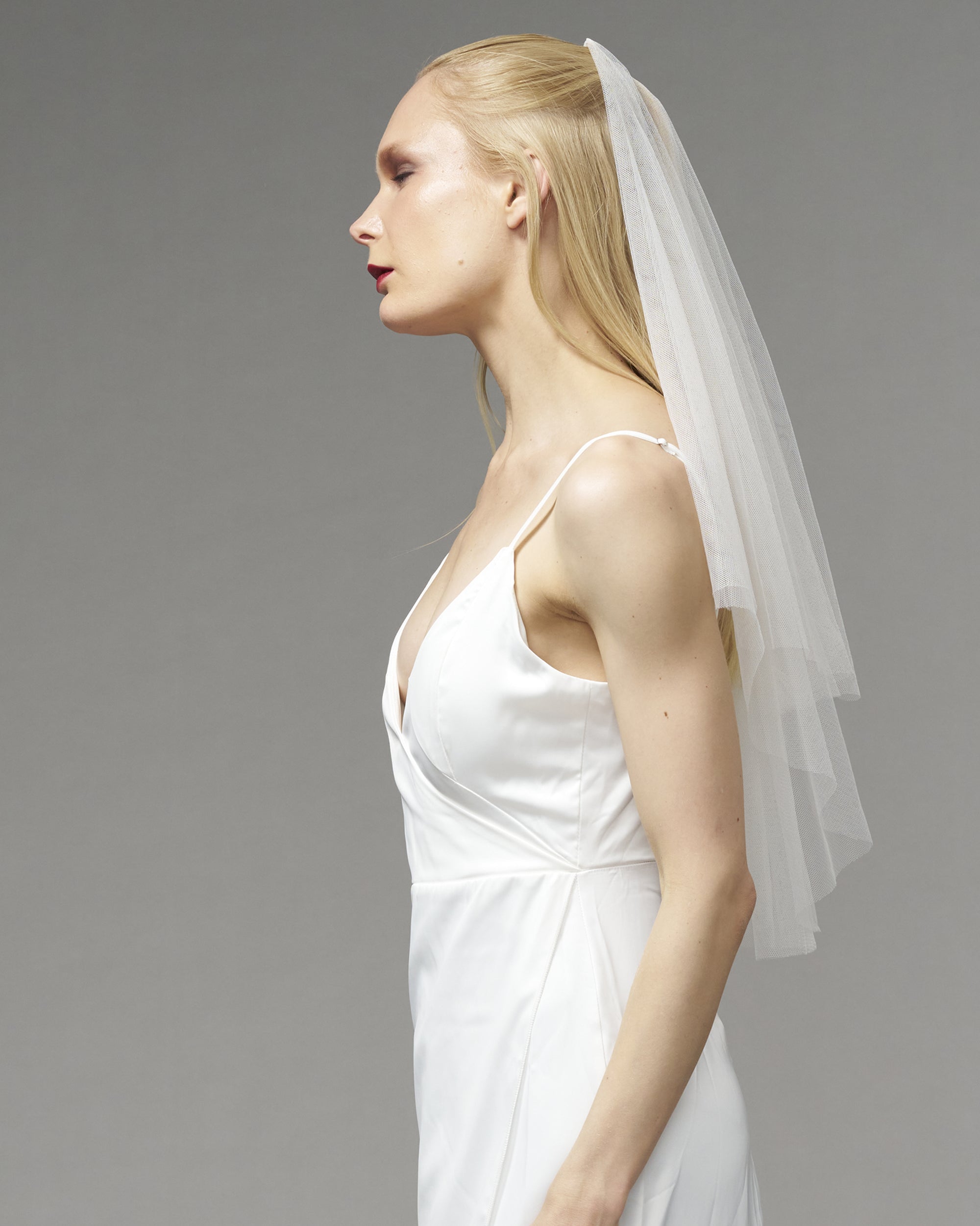 RTS.- ECO TULLE // RAW EDGE TWO TIER ELBOW LENGTH 30" // LIGHT IVORY - Ofrenda Studio
