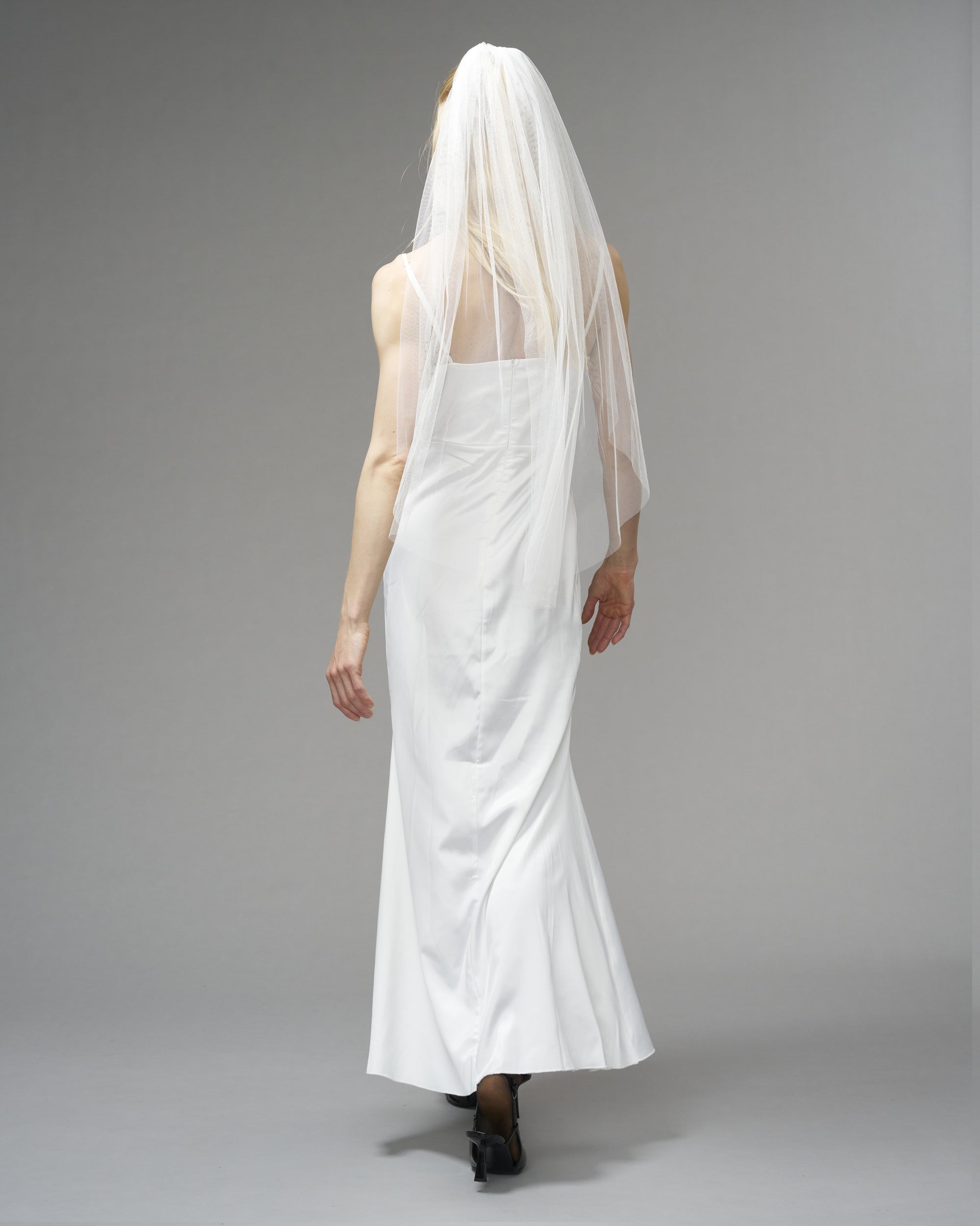 RTS.- ECO TULLE // RAW EDGE FINGERTIP LENGTH 38" // LIGHT IVORY