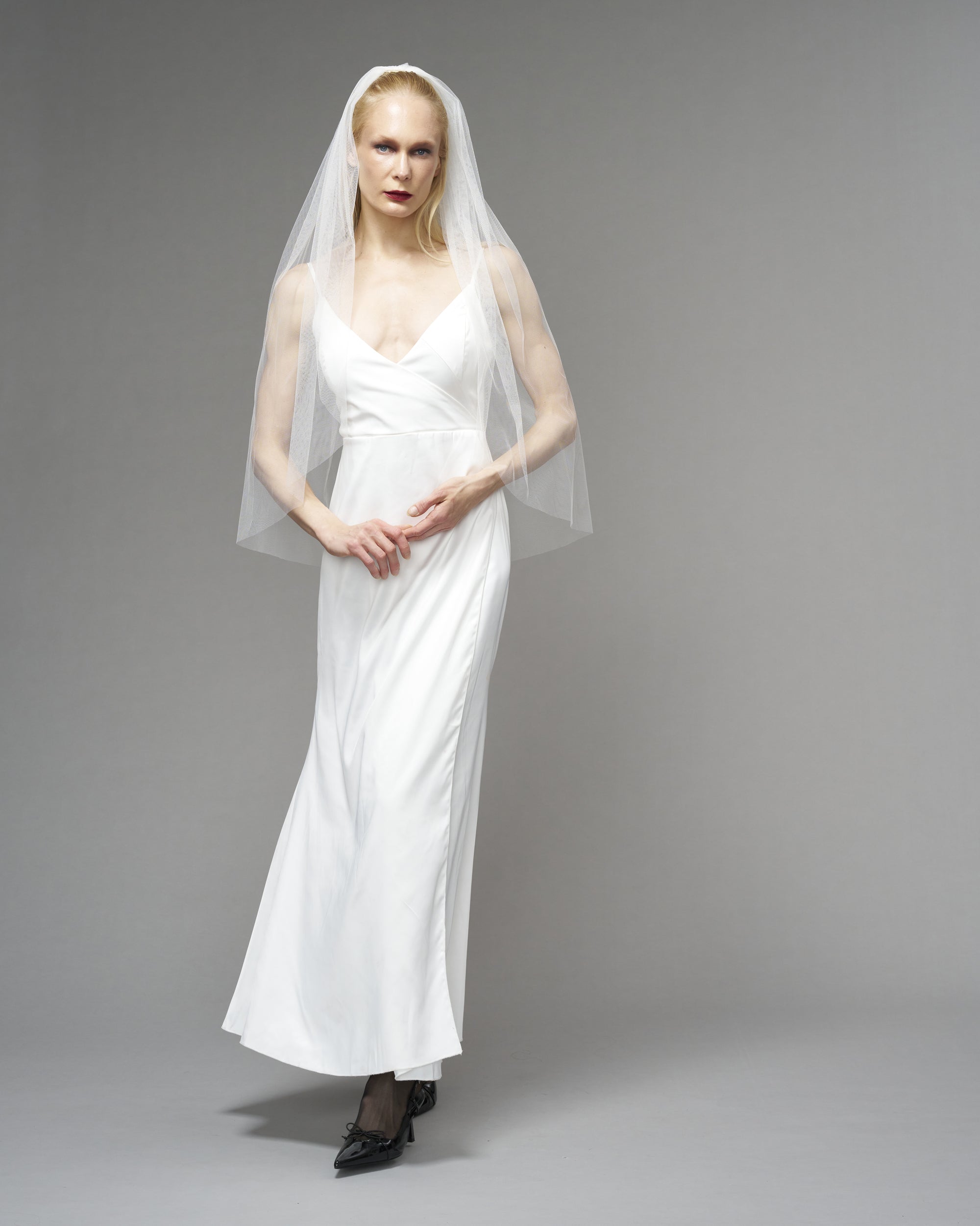 RTS.- ECO TULLE // RAW EDGE FINGERTIP LENGTH 38" // LIGHT IVORY