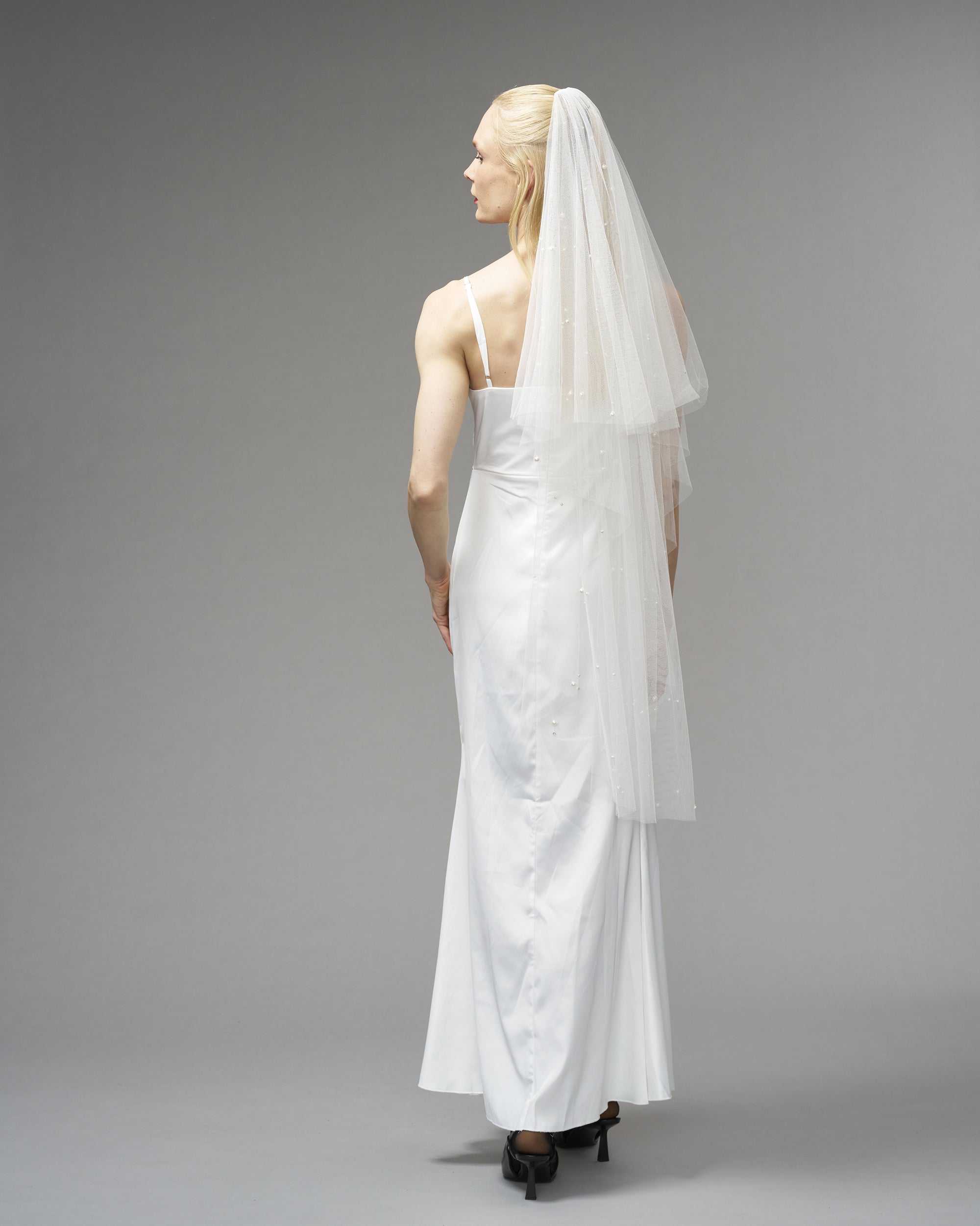 ECO TULLE // CRYSTALS & PEARLS TWO TIER KNEE LENGTH 48 " // LIGHT IVORY
