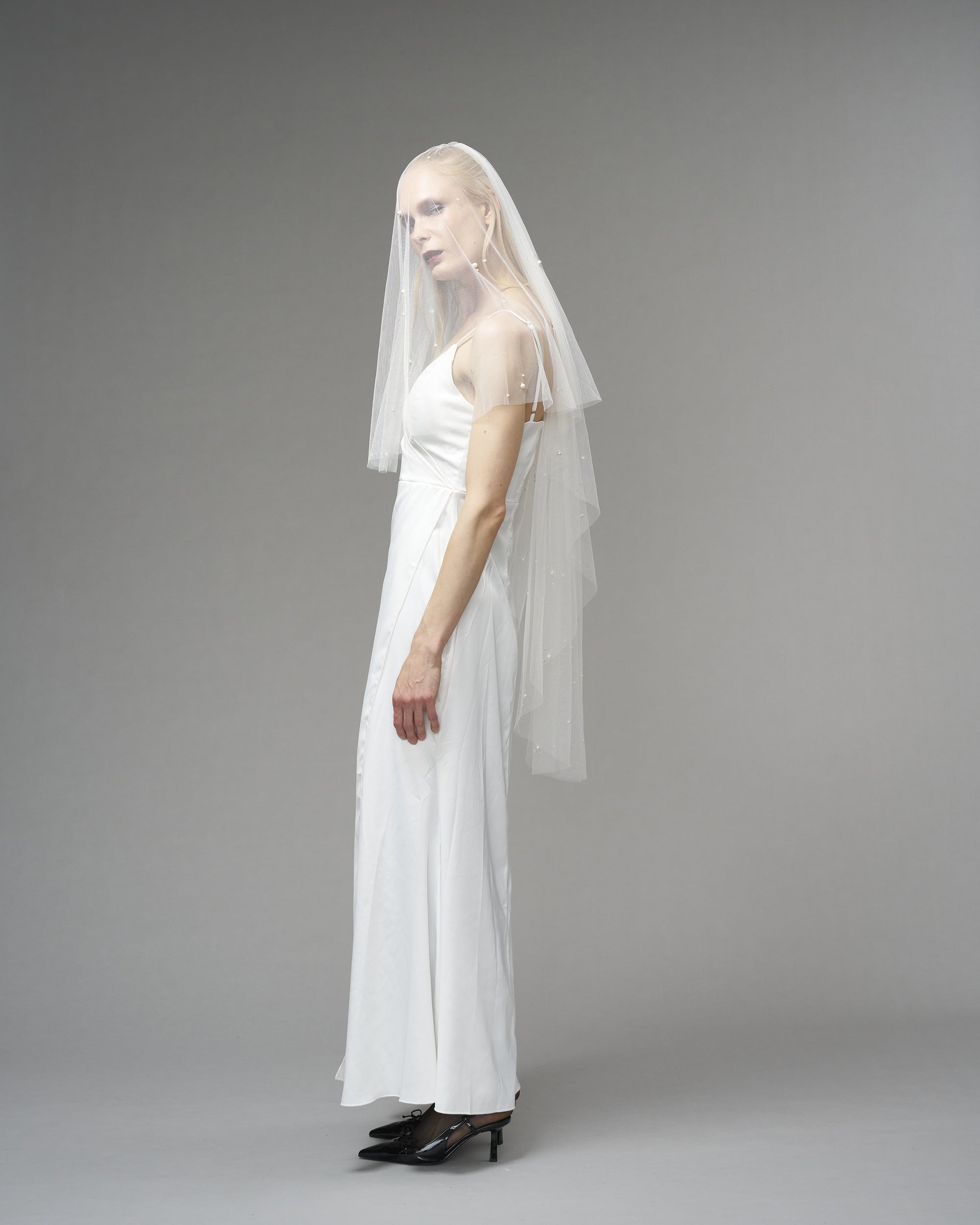 ECO TULLE // CRYSTALS & PEARLS TWO TIER KNEE LENGTH 48 " // LIGHT IVORY