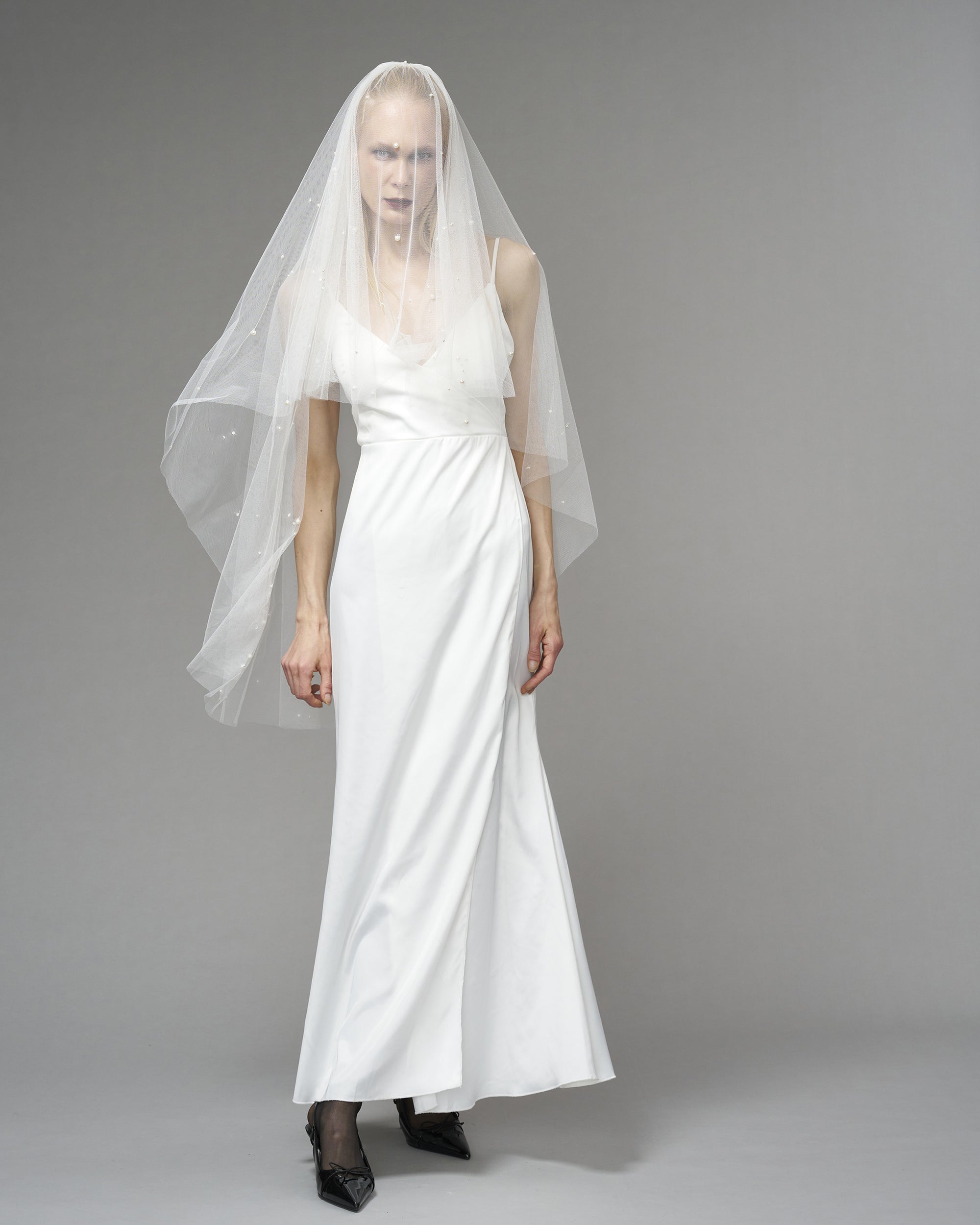 ECO TULLE // CRYSTALS & PEARLS TWO TIER KNEE LENGTH 48 " // LIGHT IVORY