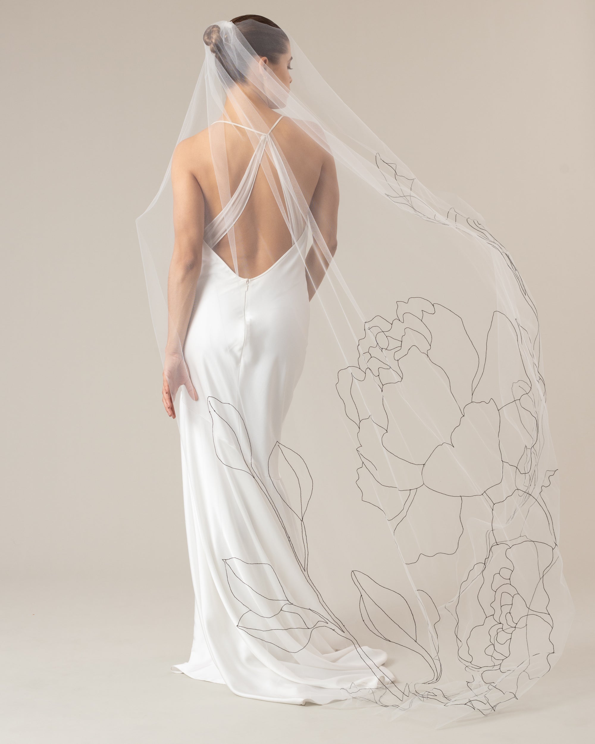 Eden Line Drawing Floral Embroidered Veil 108 / 270 cm Short Cathedral Length / White / Ivory Eden Line Drawing Floral Embroidered Veil 108 / 270 cm Short Cathedral Length / White / Ivory