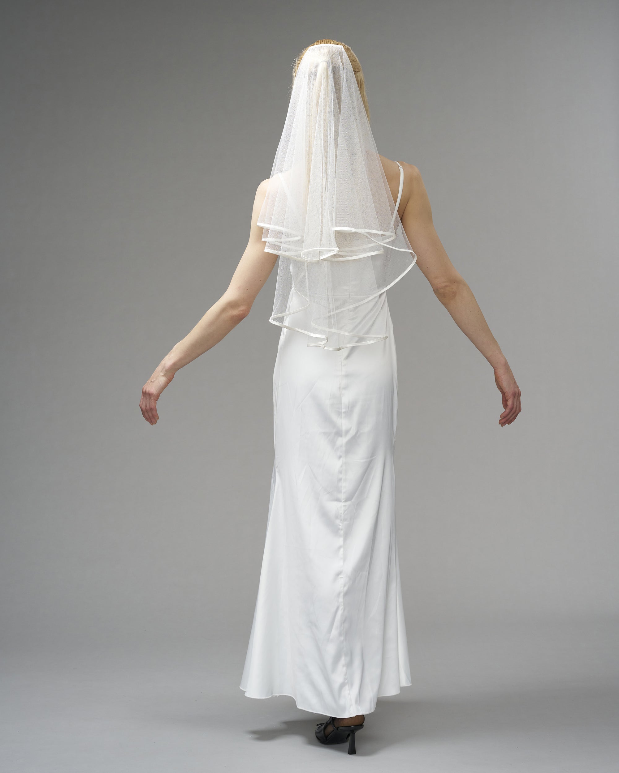 ECO TULLE // NARROW SATIN EDGE TWO TIER ELBOW LENGTH 30" /OFF WHITE