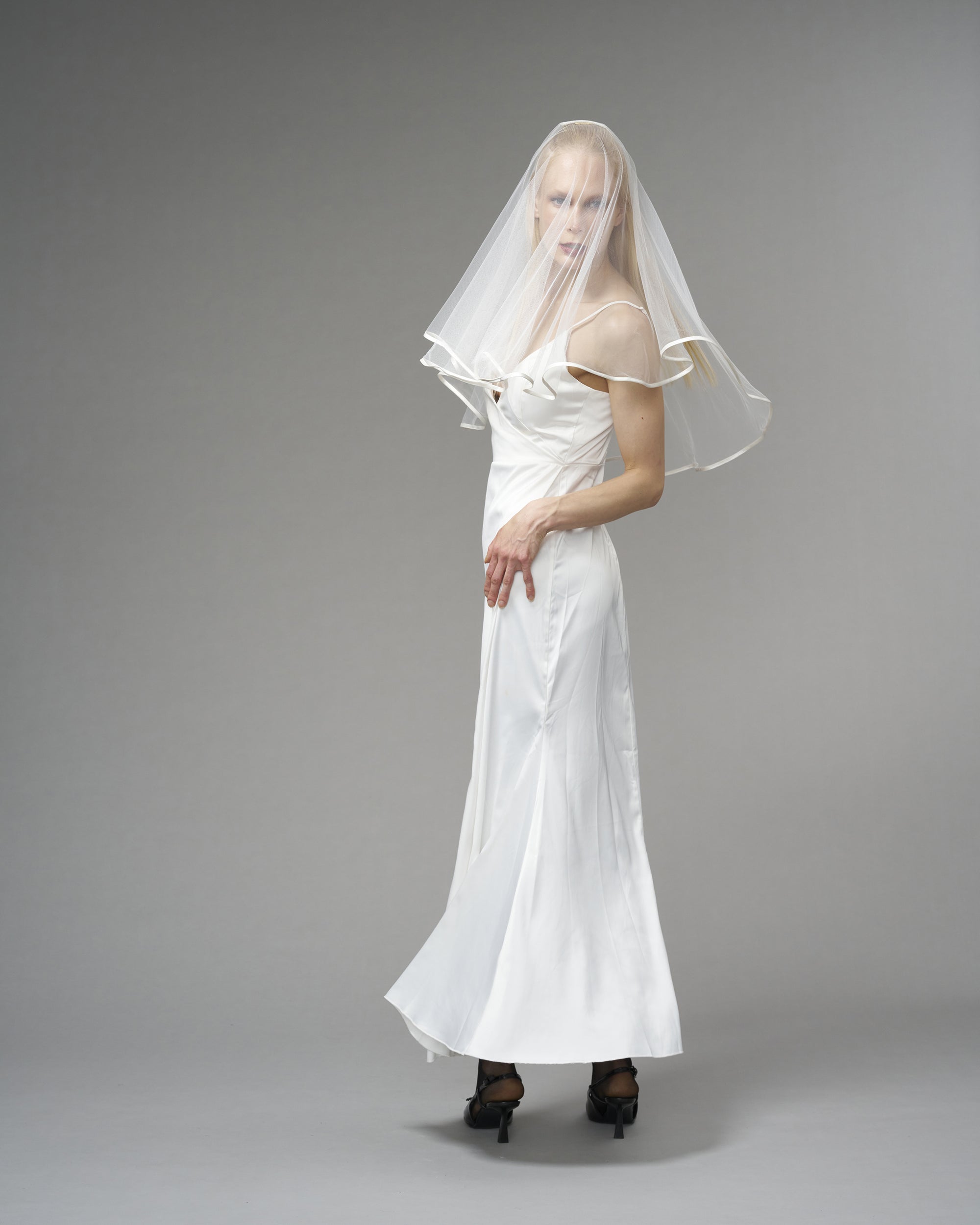 ECO TULLE // NARROW SATIN EDGE TWO TIER ELBOW LENGTH 30" /OFF WHITE
