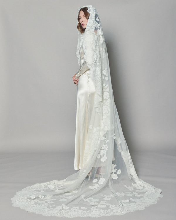 NATASHA LACE MANTILLA - Ofrenda Studio