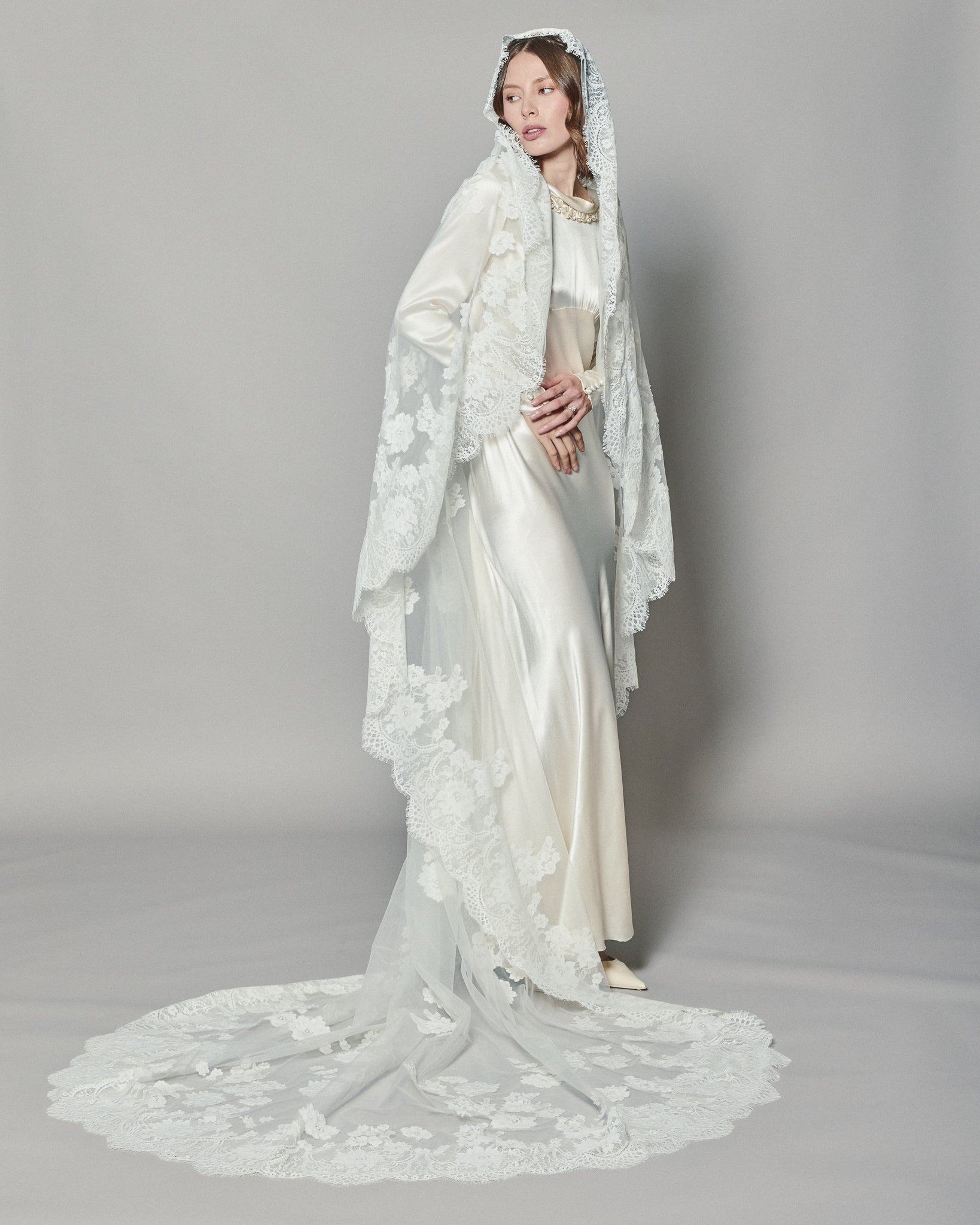 NATASHA LACE MANTILLA