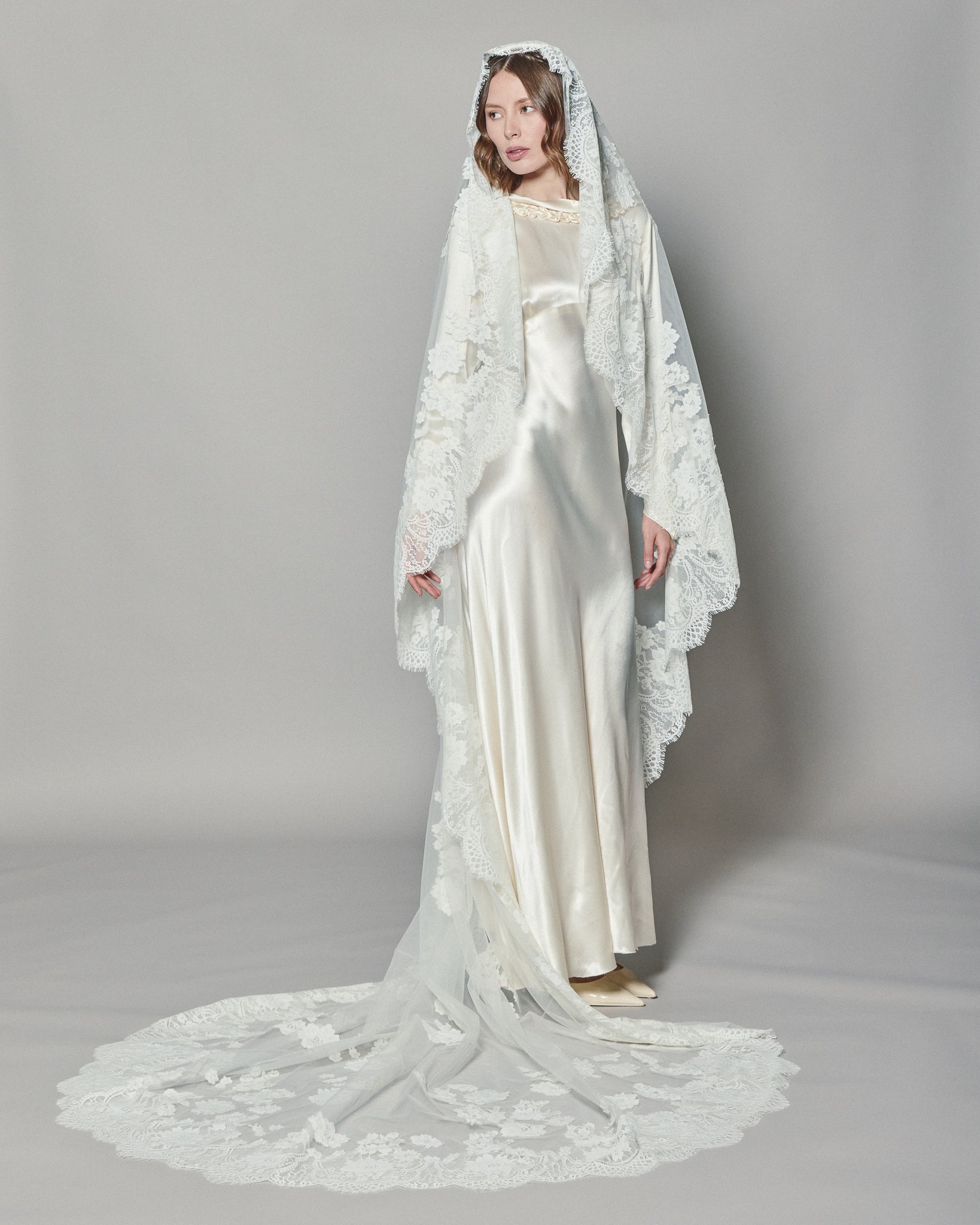 NATASHA LACE MANTILLA - Ofrenda Studio