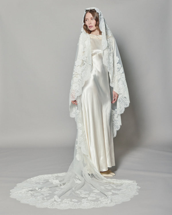NATASHA LACE MANTILLA - Ofrenda Studio