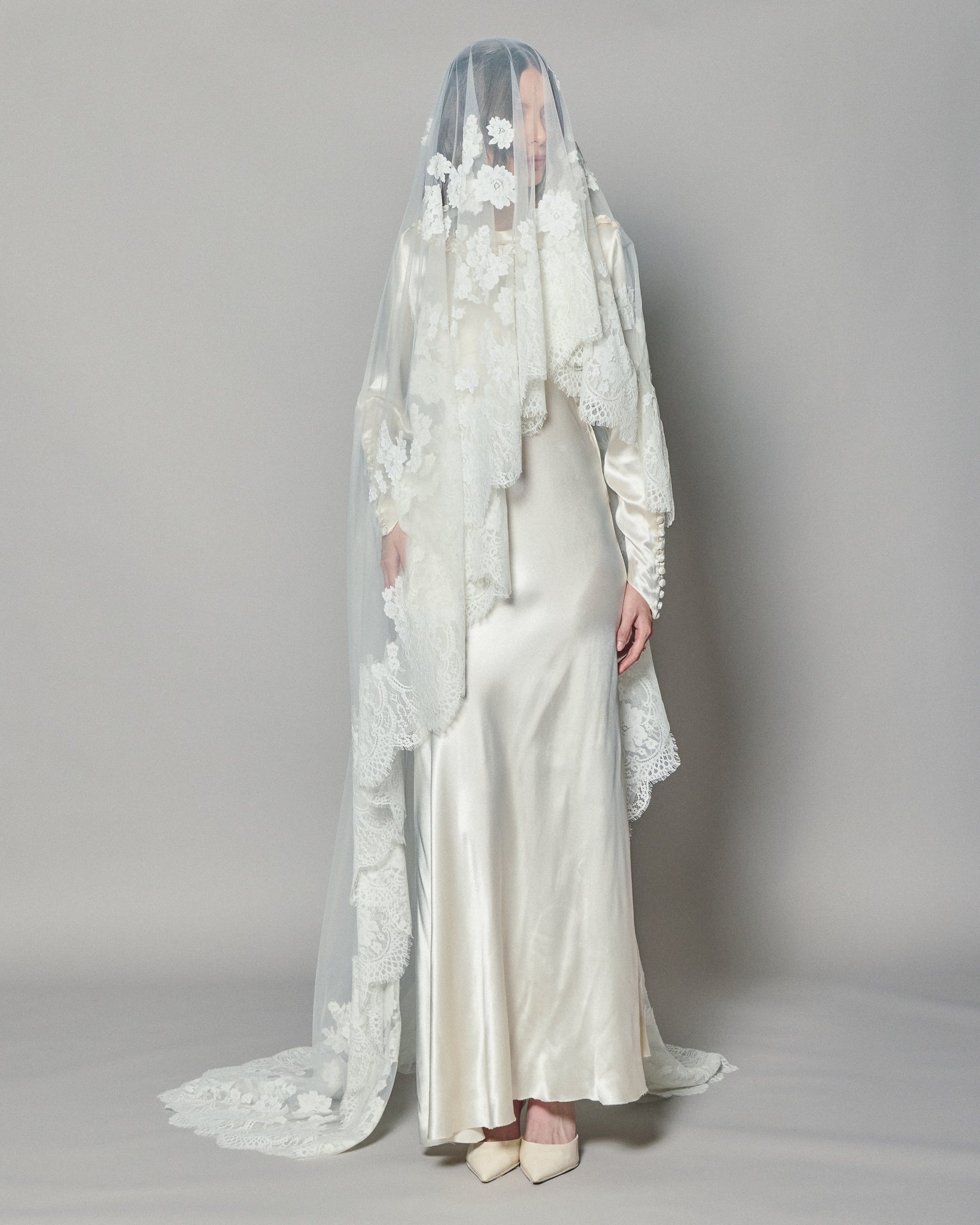 NATASHA LACE MANTILLA - Ofrenda Studio