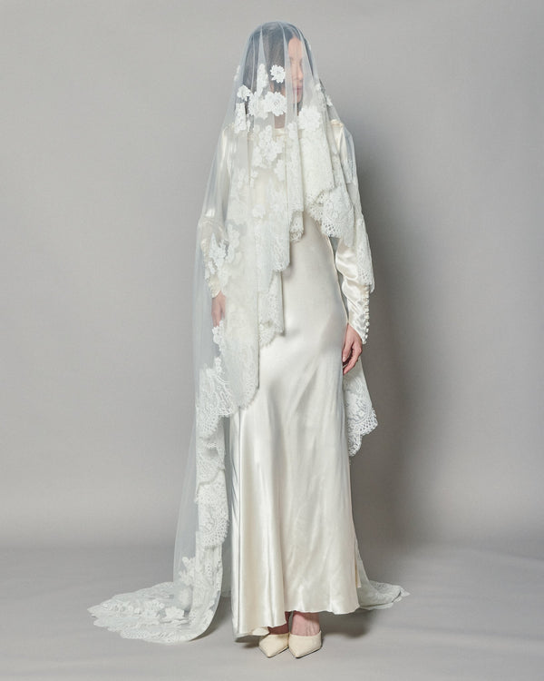 NATASHA LACE MANTILLA - Ofrenda Studio