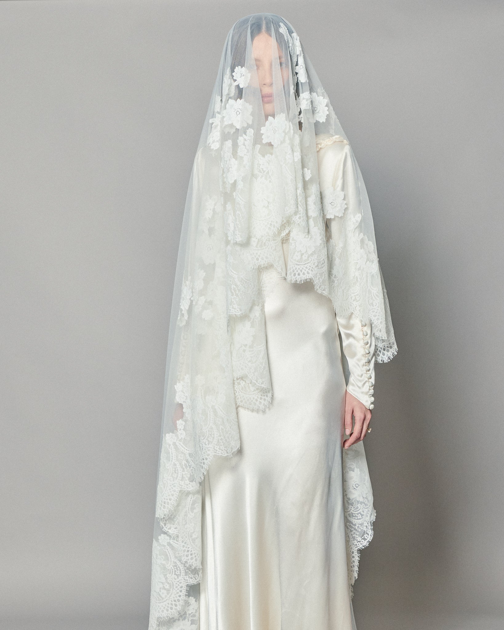 NATASHA LACE MANTILLA - Ofrenda Studio