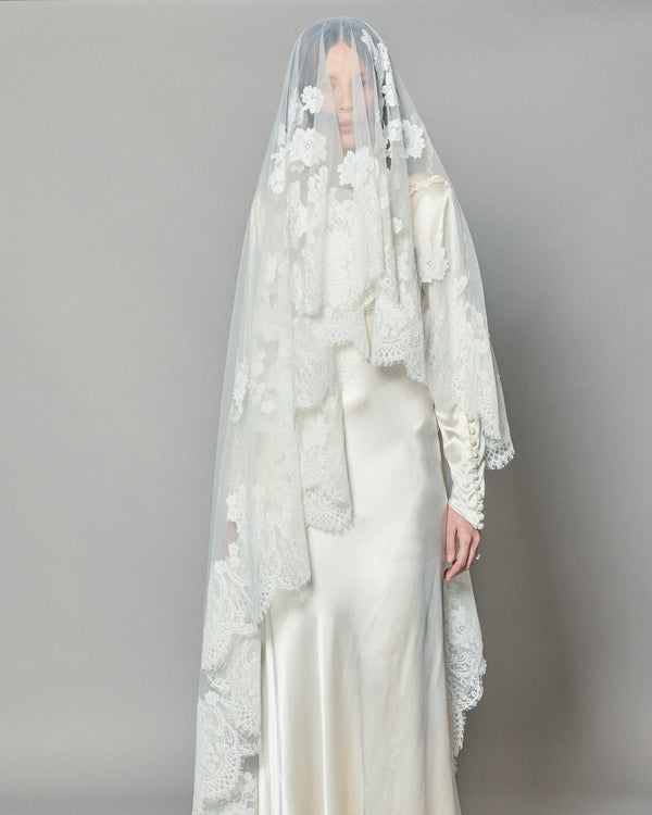NATASHA LACE MANTILLA - Ofrenda Studio