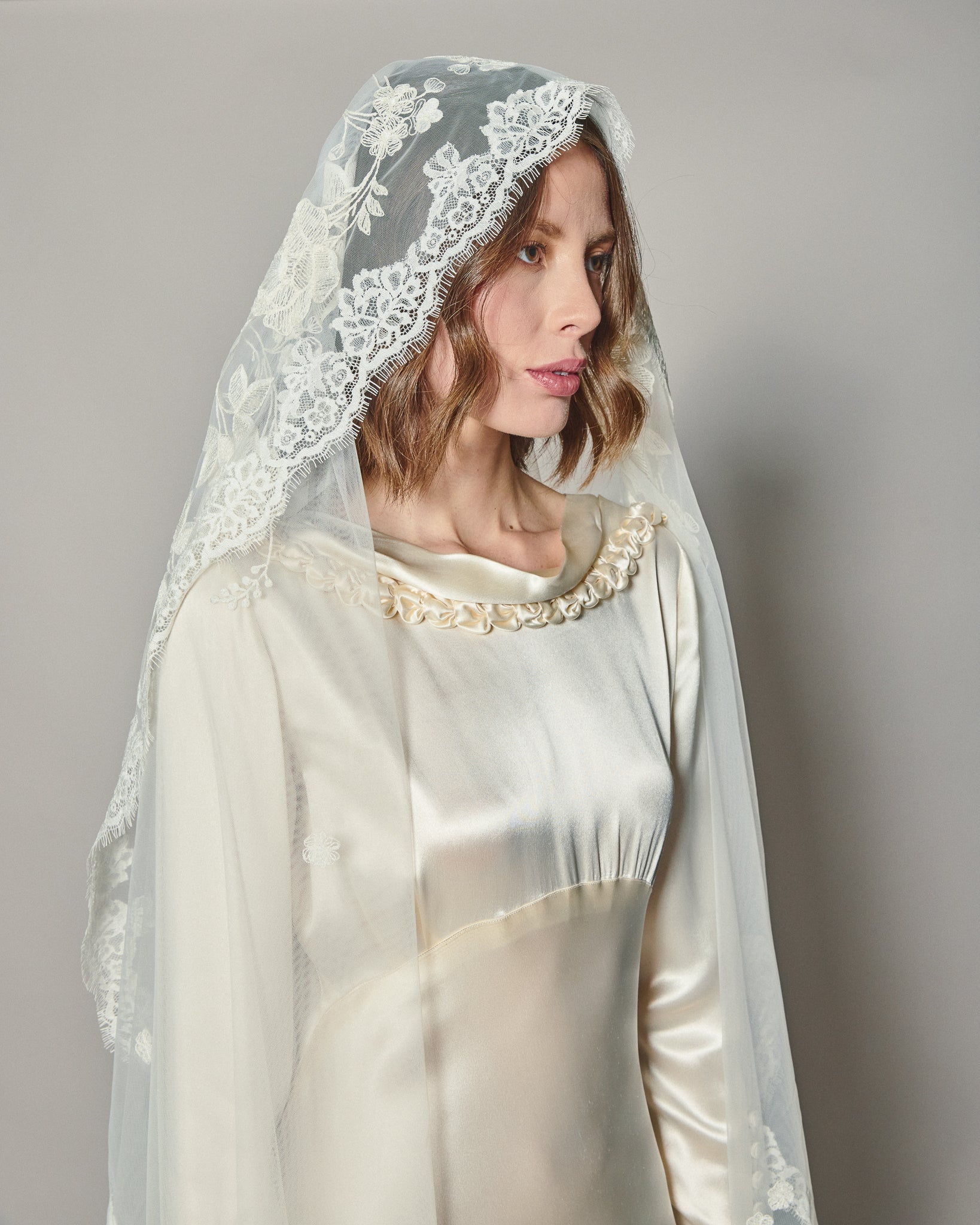 ANASTASIA EMBROIDERED LACE VEIL