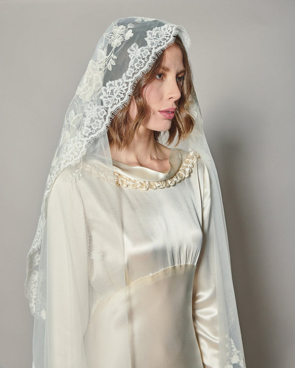 ANASTASIA EMBROIDERED LACE VEIL
