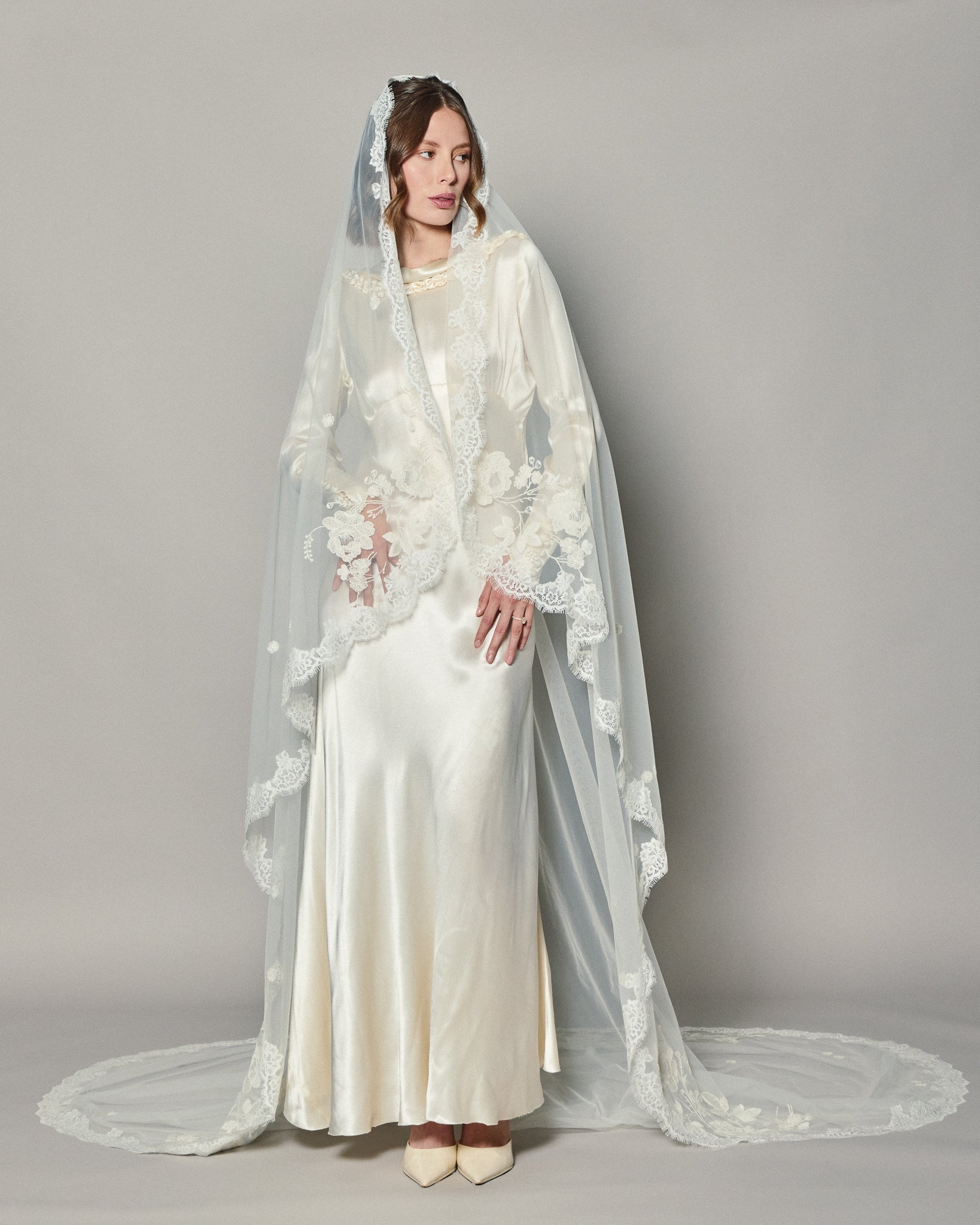 ANASTASIA EMBROIDERED LACE VEIL