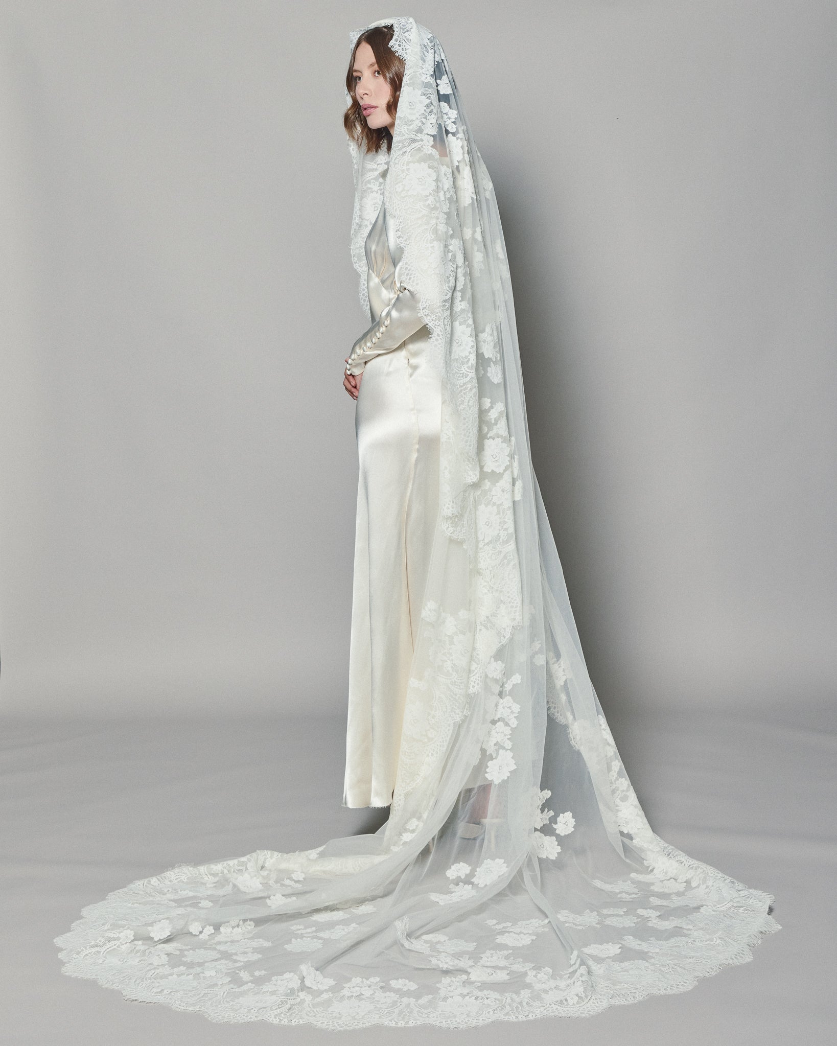 NATASHA LACE MANTILLA - Ofrenda Studio