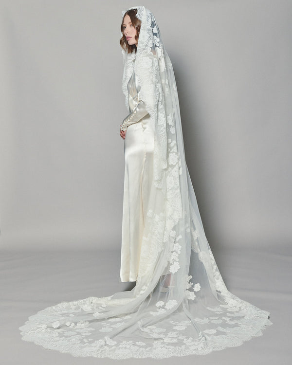NATASHA LACE MANTILLA - Ofrenda Studio