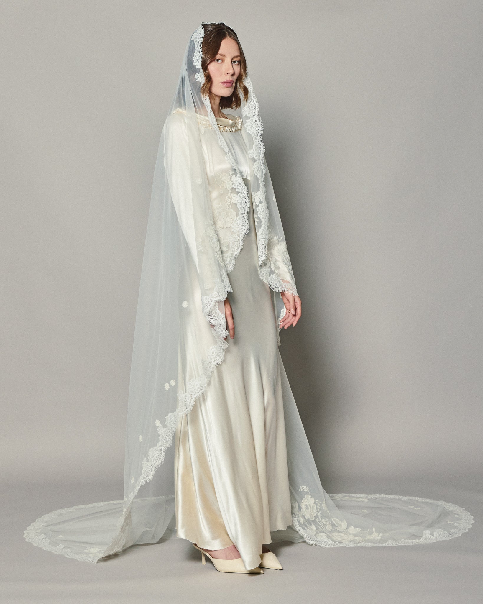 ANASTASIA EMBROIDERED LACE VEIL