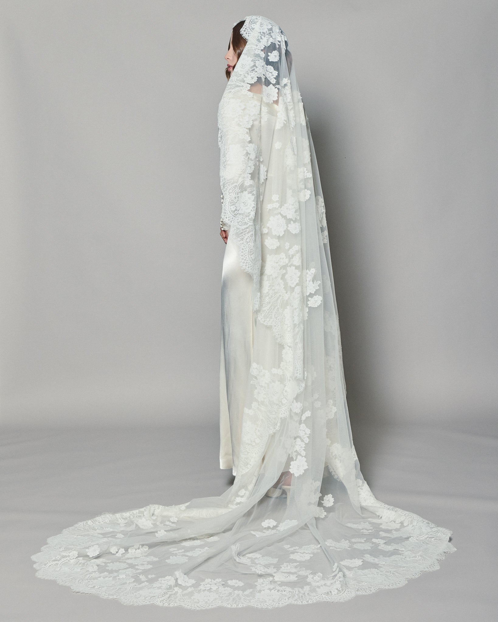 NATASHA LACE MANTILLA - Ofrenda Studio