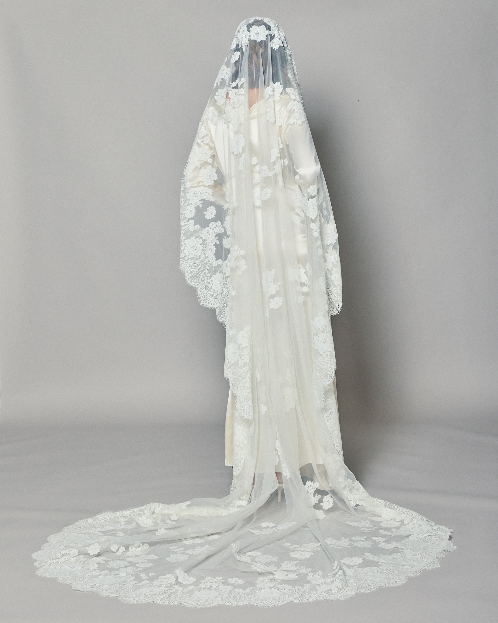 NATASHA LACE MANTILLA - Ofrenda Studio