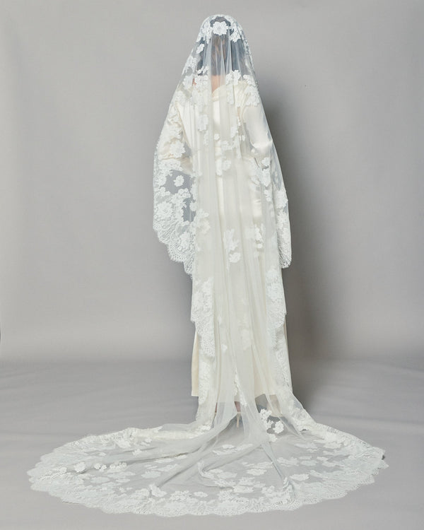NATASHA LACE MANTILLA - Ofrenda Studio