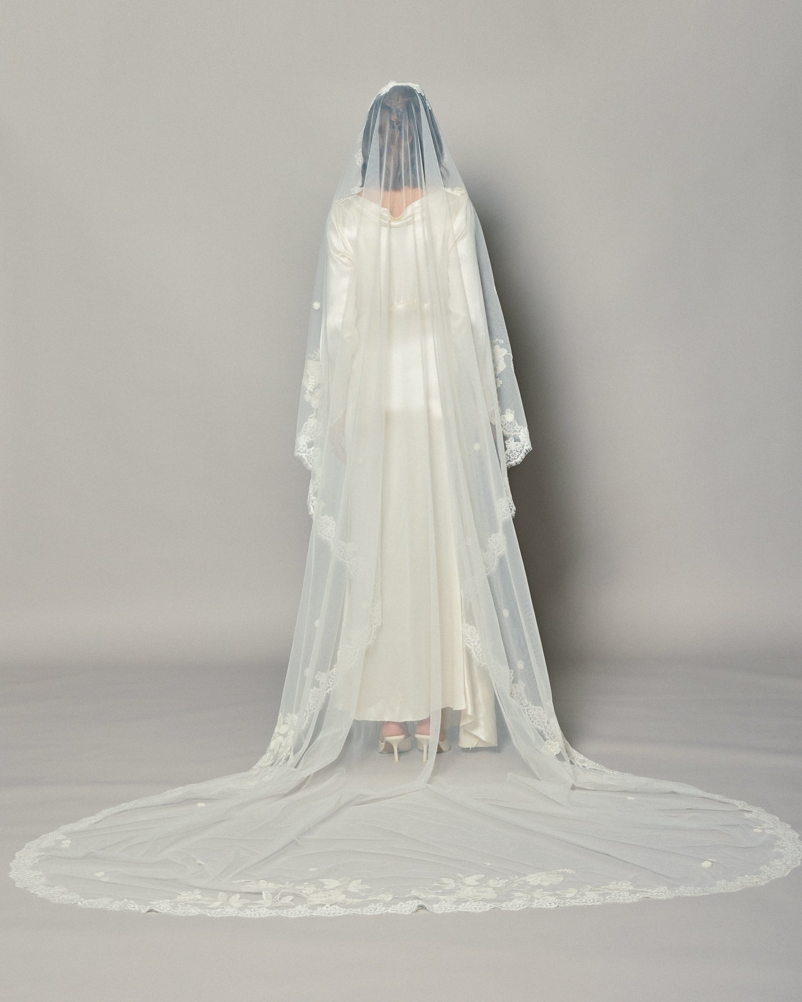 ANASTASIA EMBROIDERED LACE VEIL