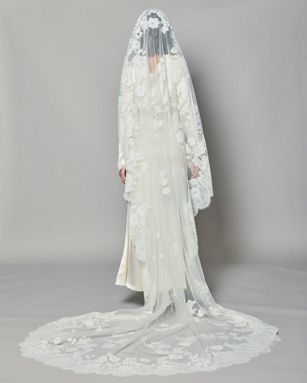 NATASHA LACE MANTILLA - Ofrenda Studio
