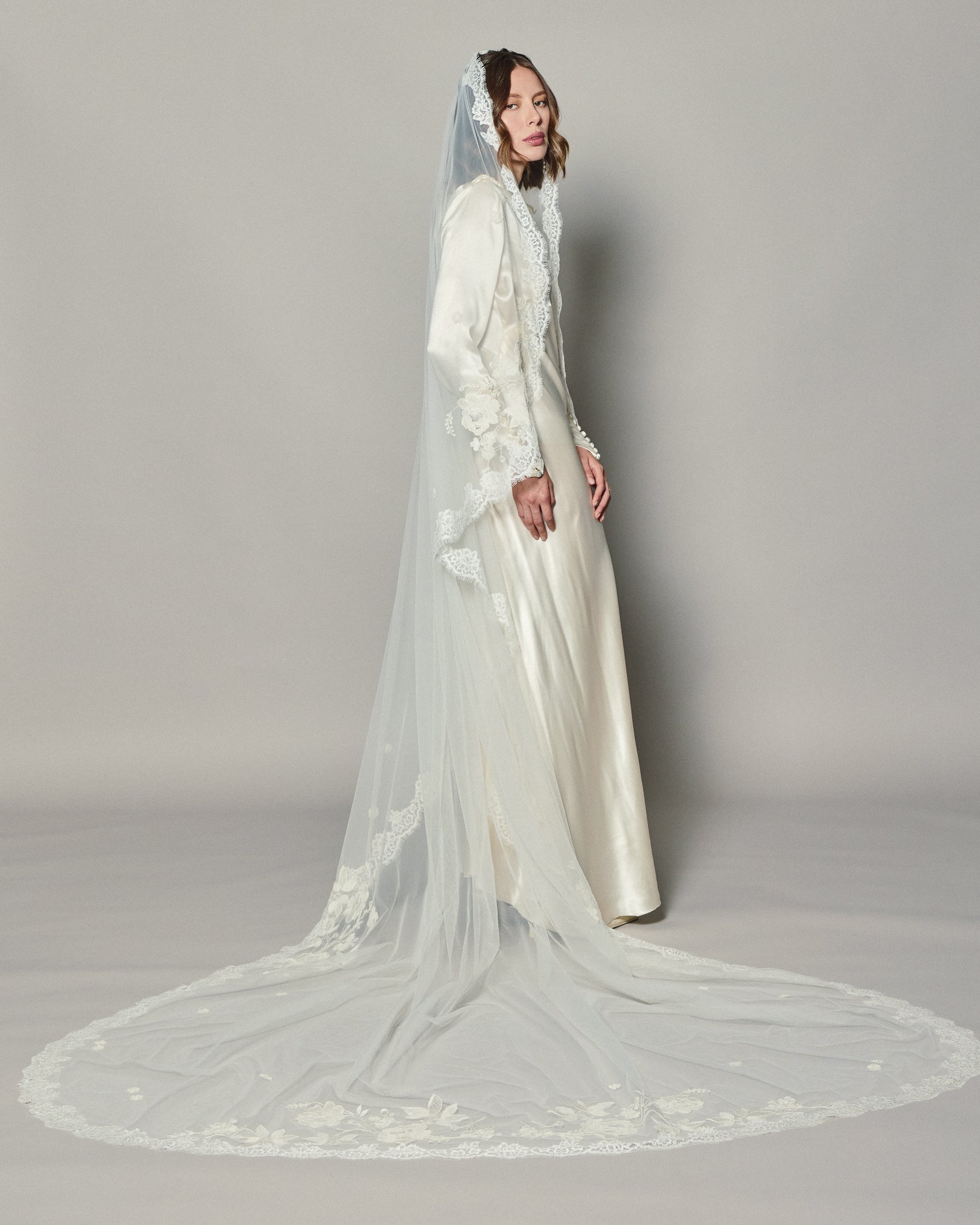 ANASTASIA EMBROIDERED LACE VEIL