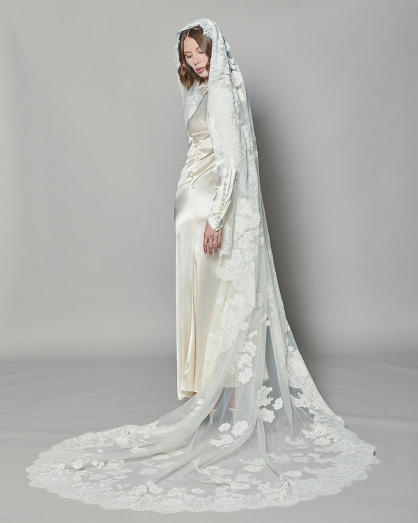 NATASHA LACE MANTILLA - Ofrenda Studio