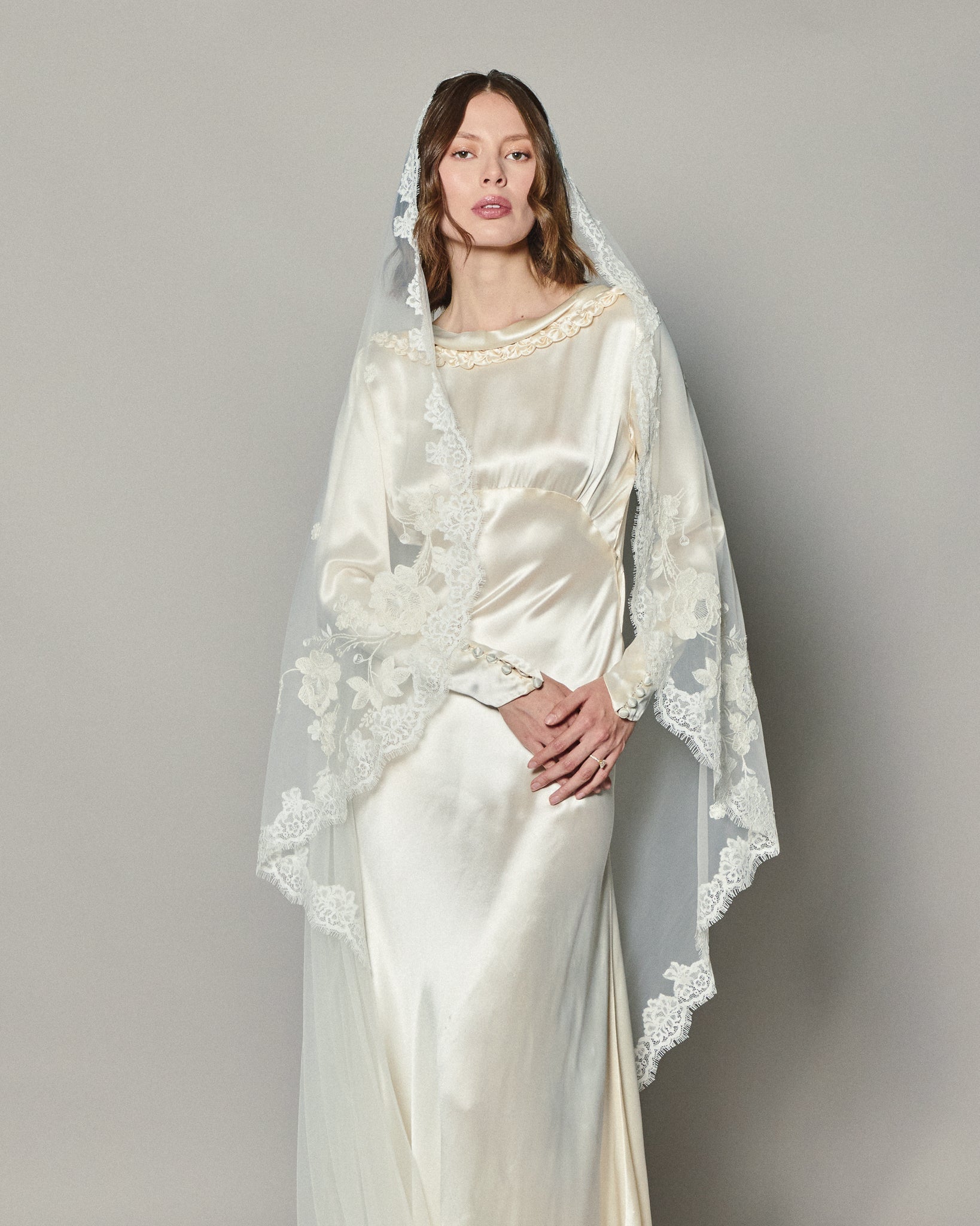 ANASTASIA EMBROIDERED LACE VEIL