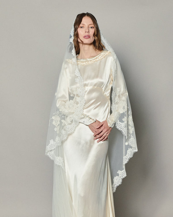 ANASTASIA EMBROIDERED LACE VEIL