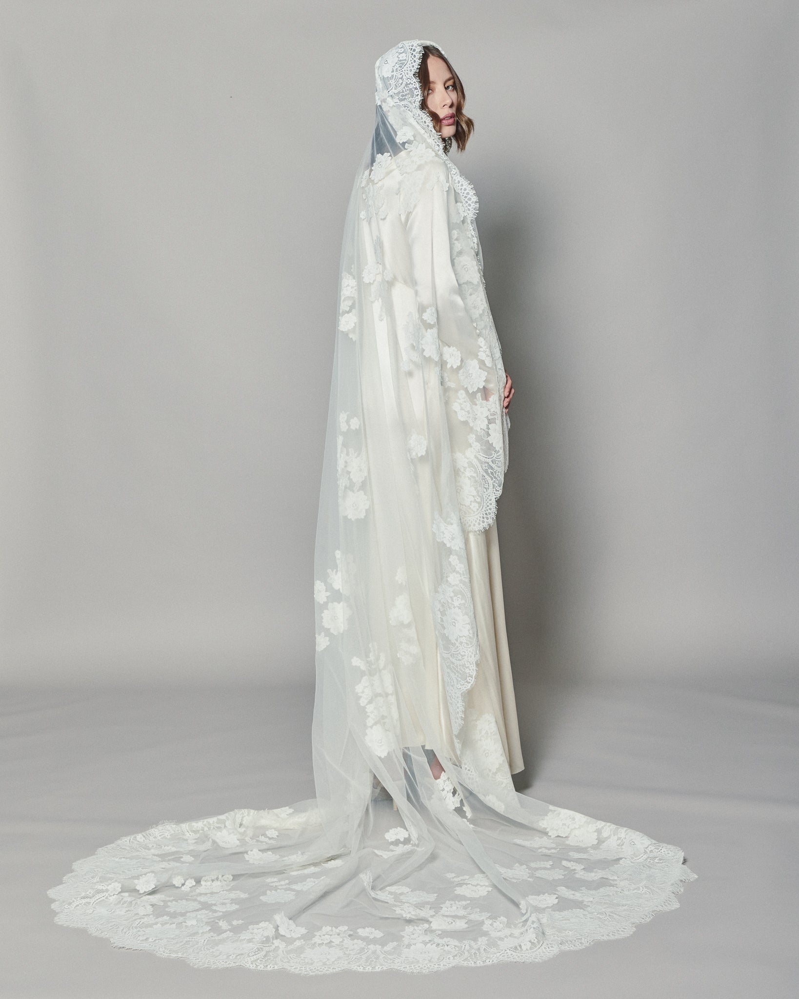 NATASHA LACE MANTILLA - Ofrenda Studio