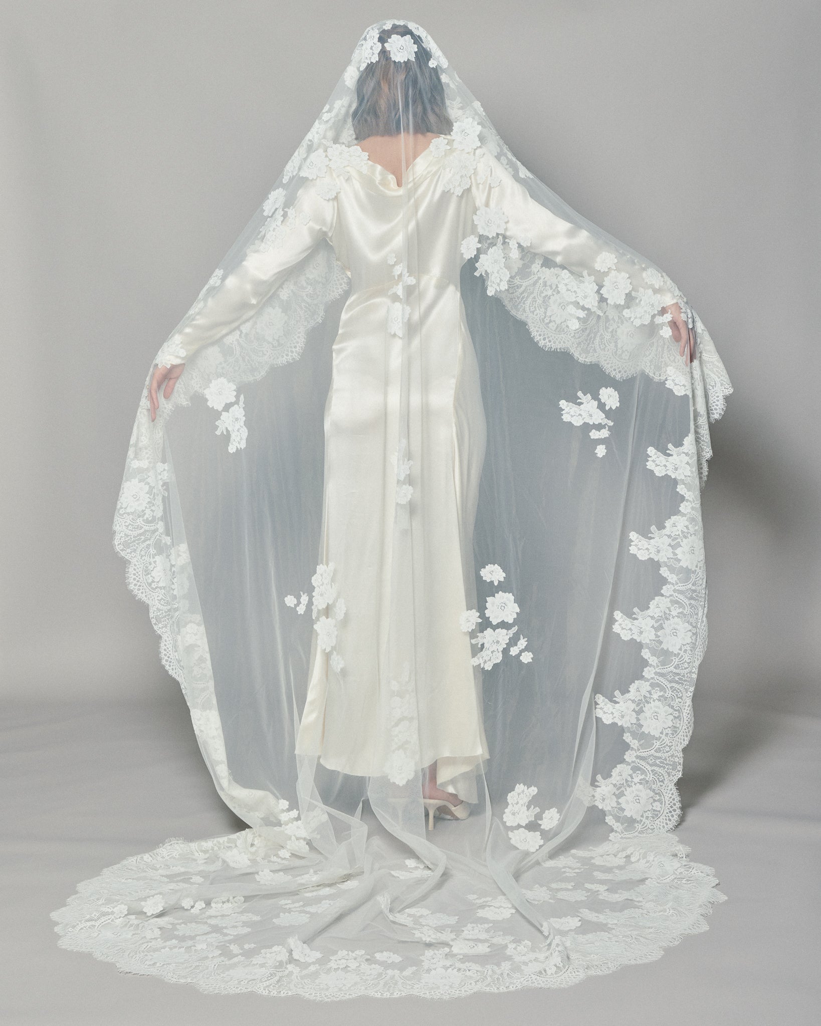 NATASHA LACE MANTILLA - Ofrenda Studio
