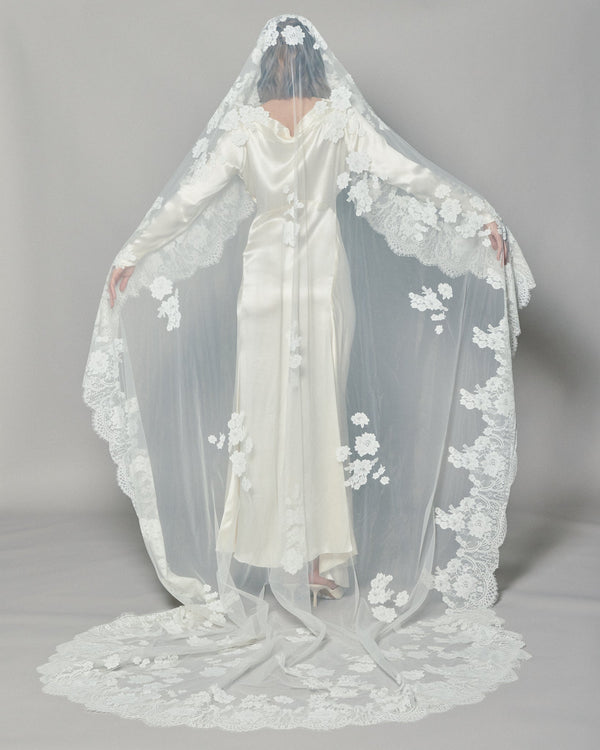 NATASHA LACE MANTILLA - Ofrenda Studio