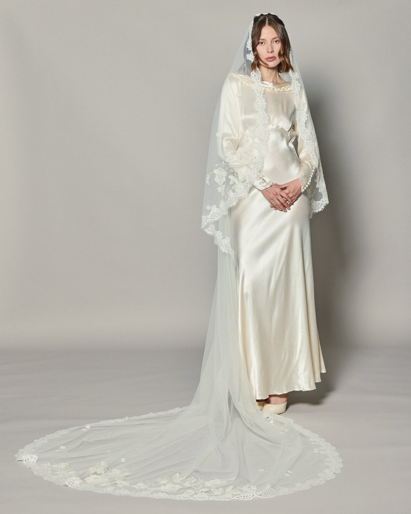 ANASTASIA EMBROIDERED LACE VEIL