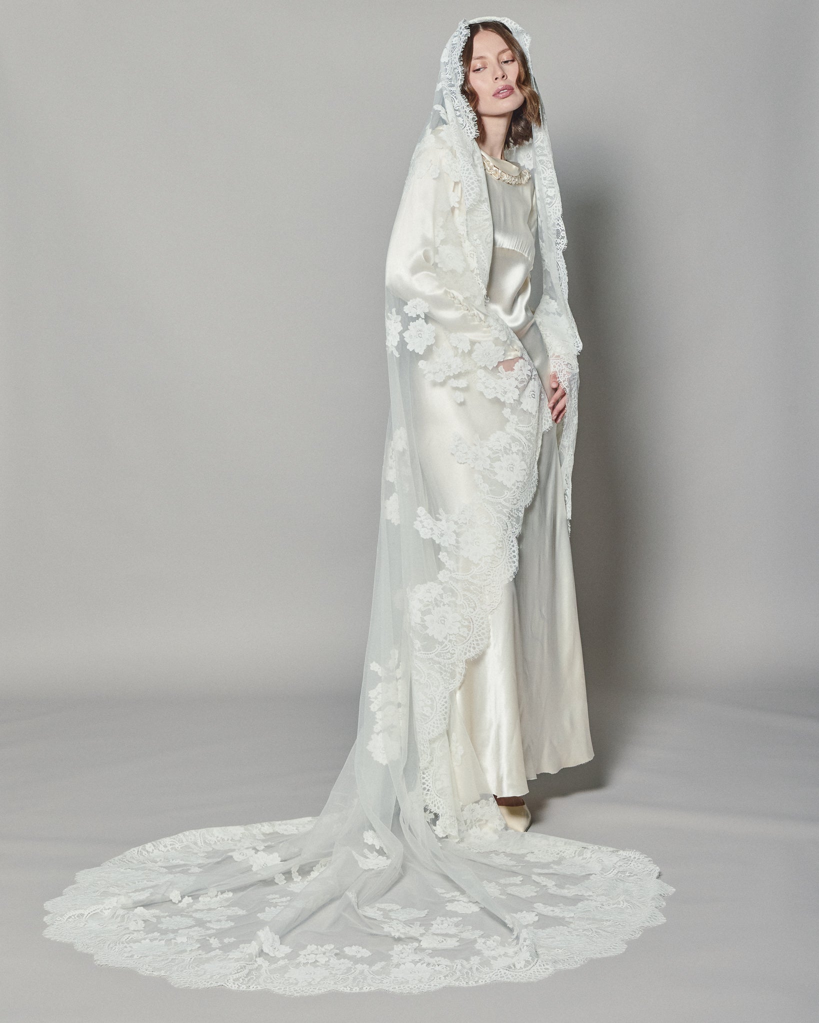 NATASHA LACE MANTILLA - Ofrenda Studio