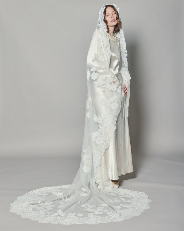 NATASHA LACE MANTILLA - Ofrenda Studio