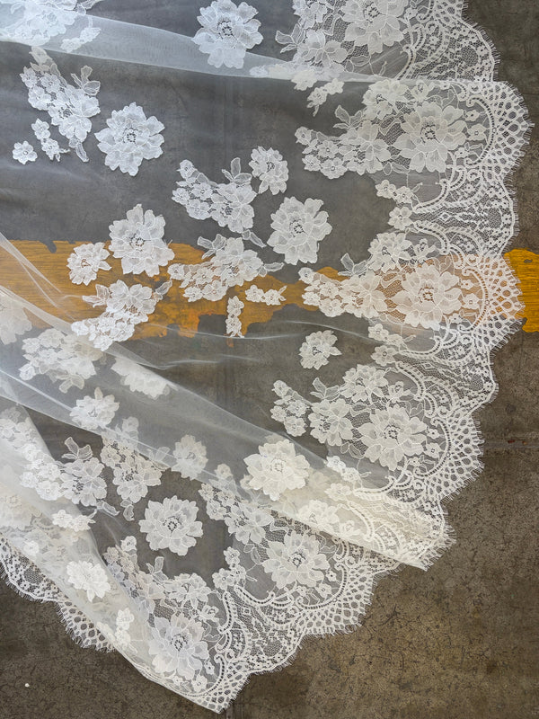NATASHA LACE MANTILLA - Ofrenda Studio