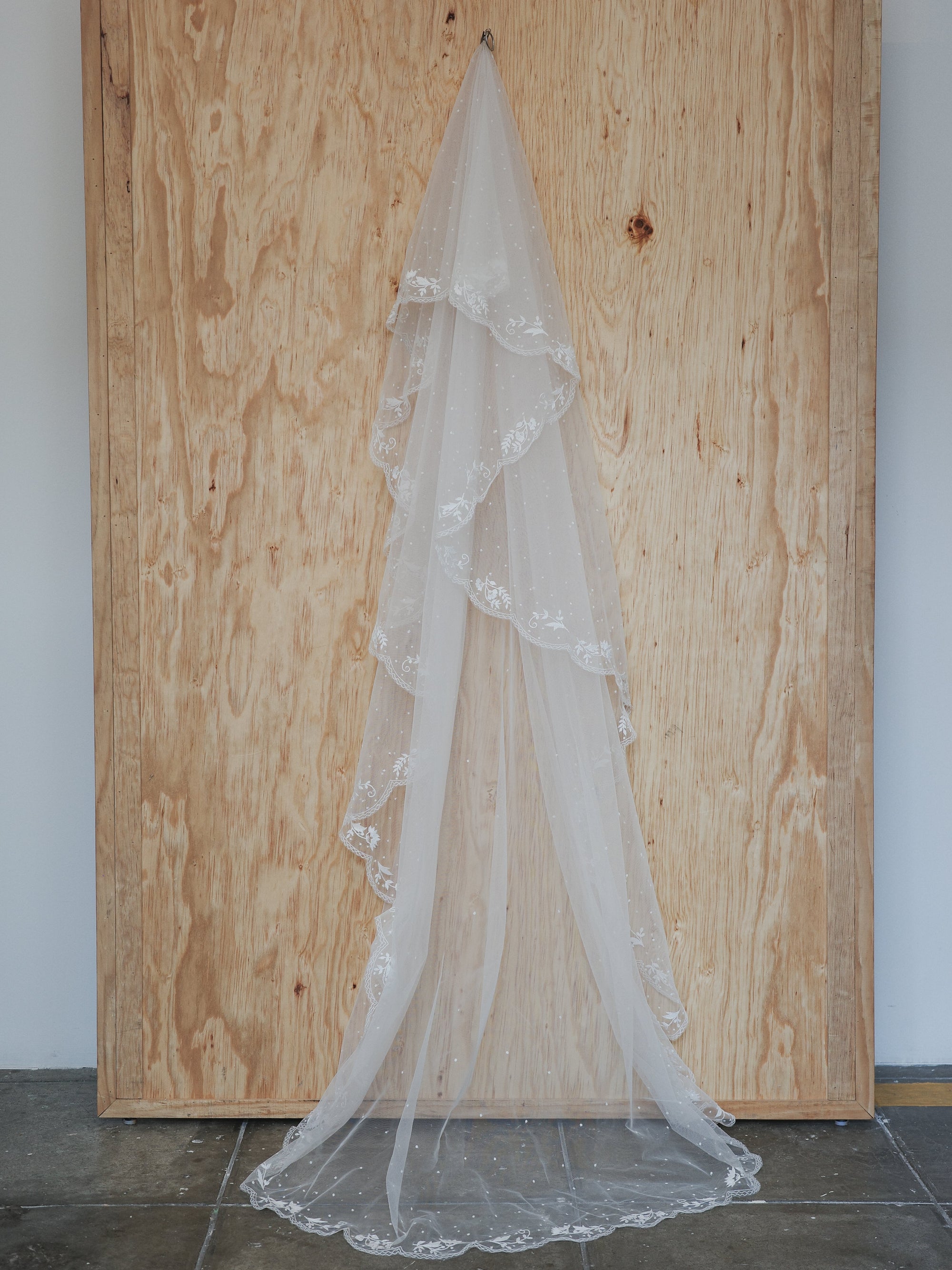 ALMA EMBROIDERED VEIL