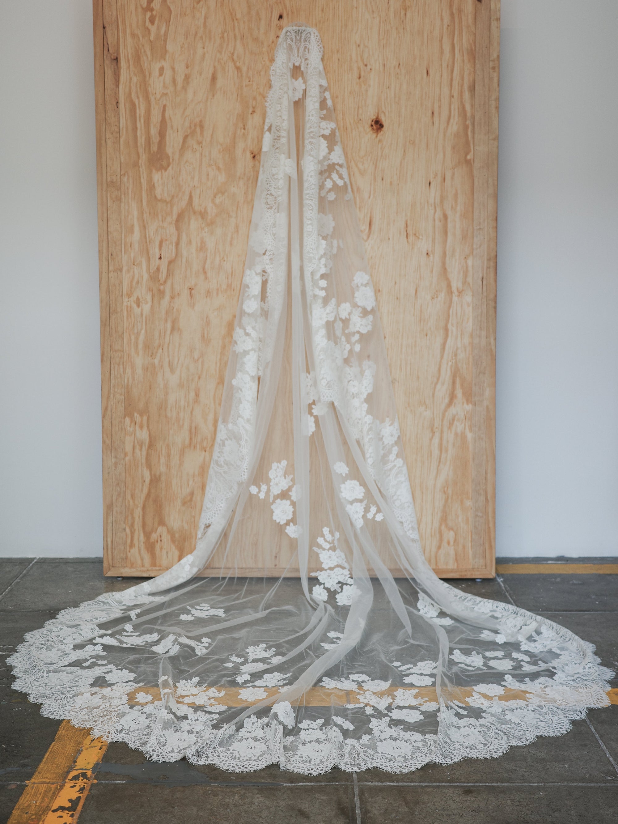 NATASHA LACE MANTILLA - Ofrenda Studio