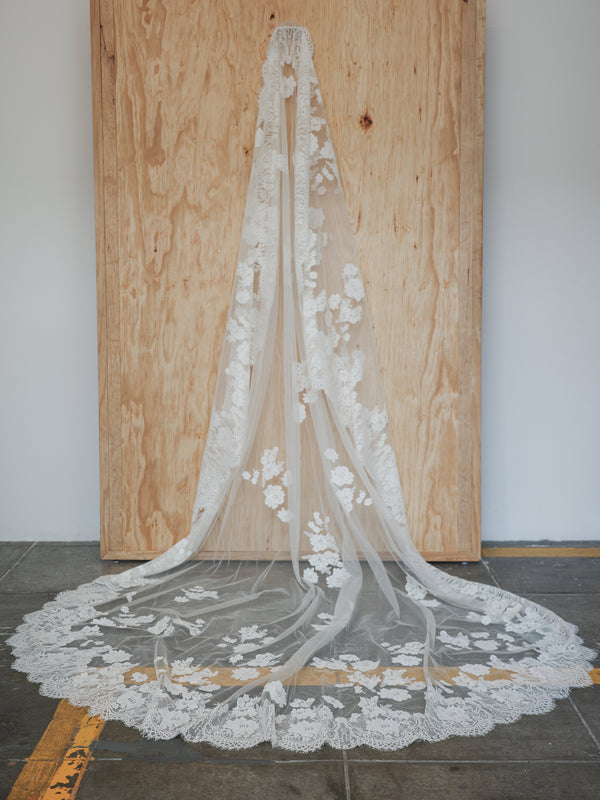 NATASHA LACE MANTILLA - Ofrenda Studio
