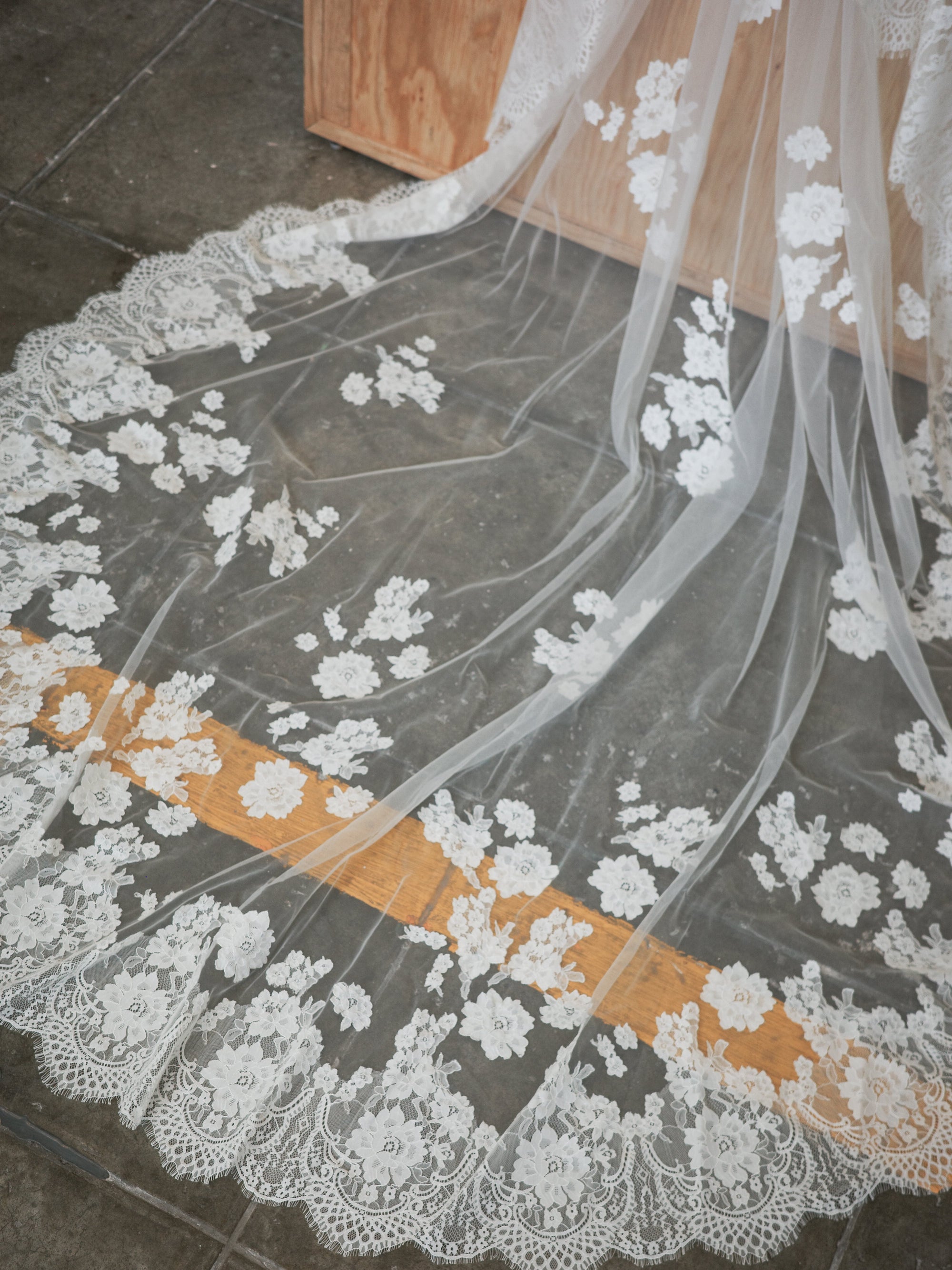 NATASHA LACE MANTILLA - Ofrenda Studio