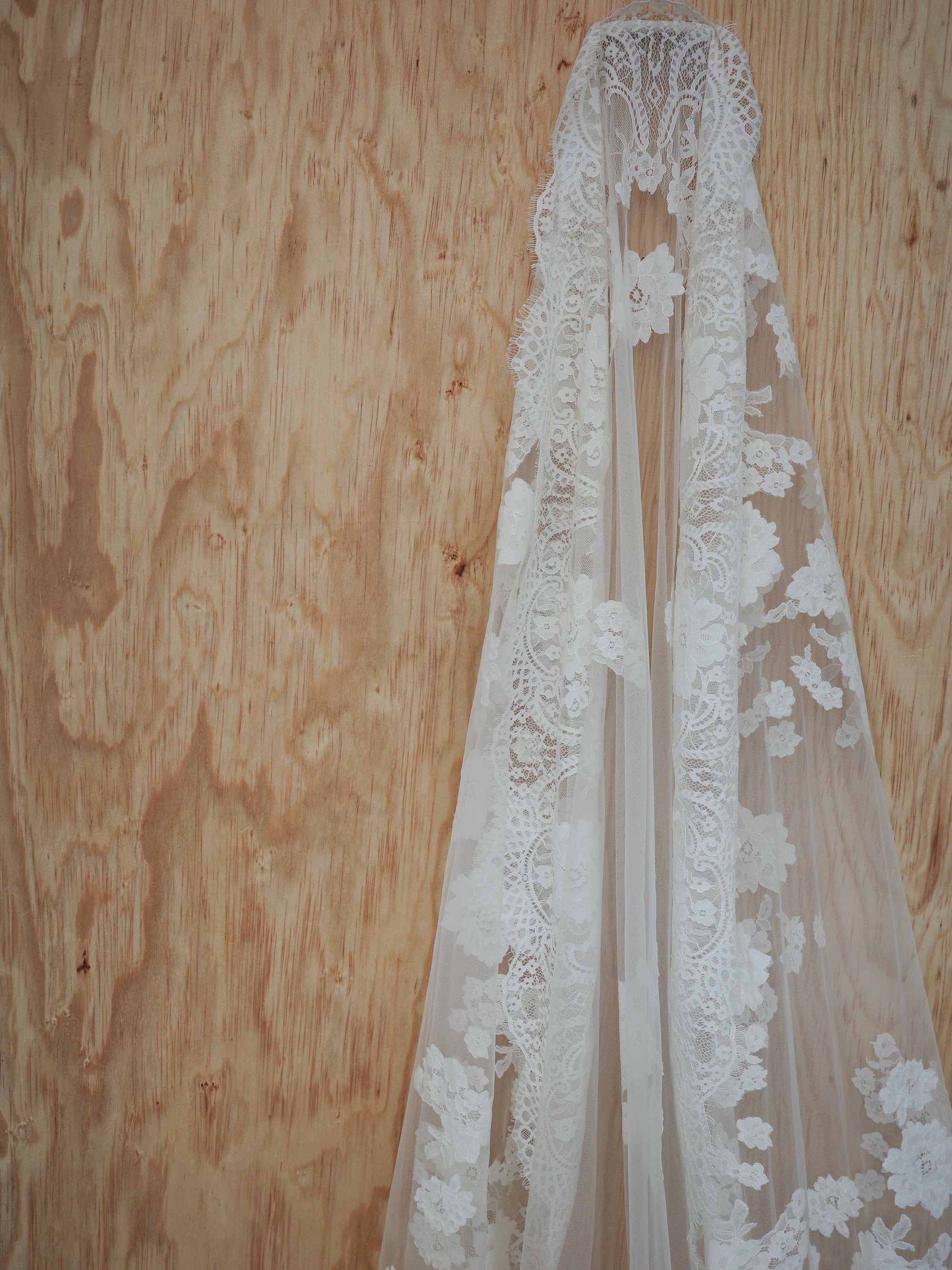 NATASHA LACE MANTILLA - Ofrenda Studio